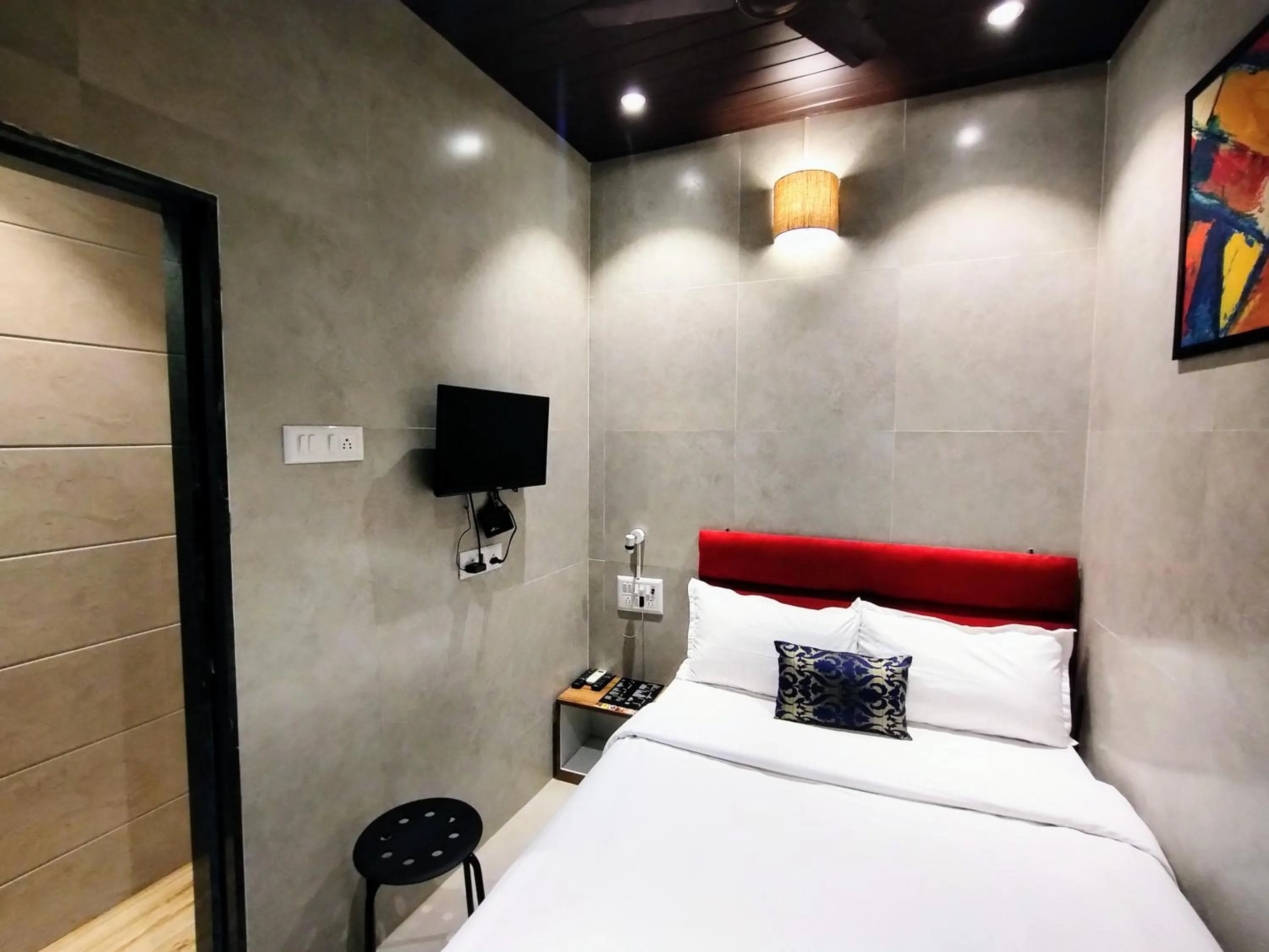 Bed in Hotel Eros - Nr Airport T2