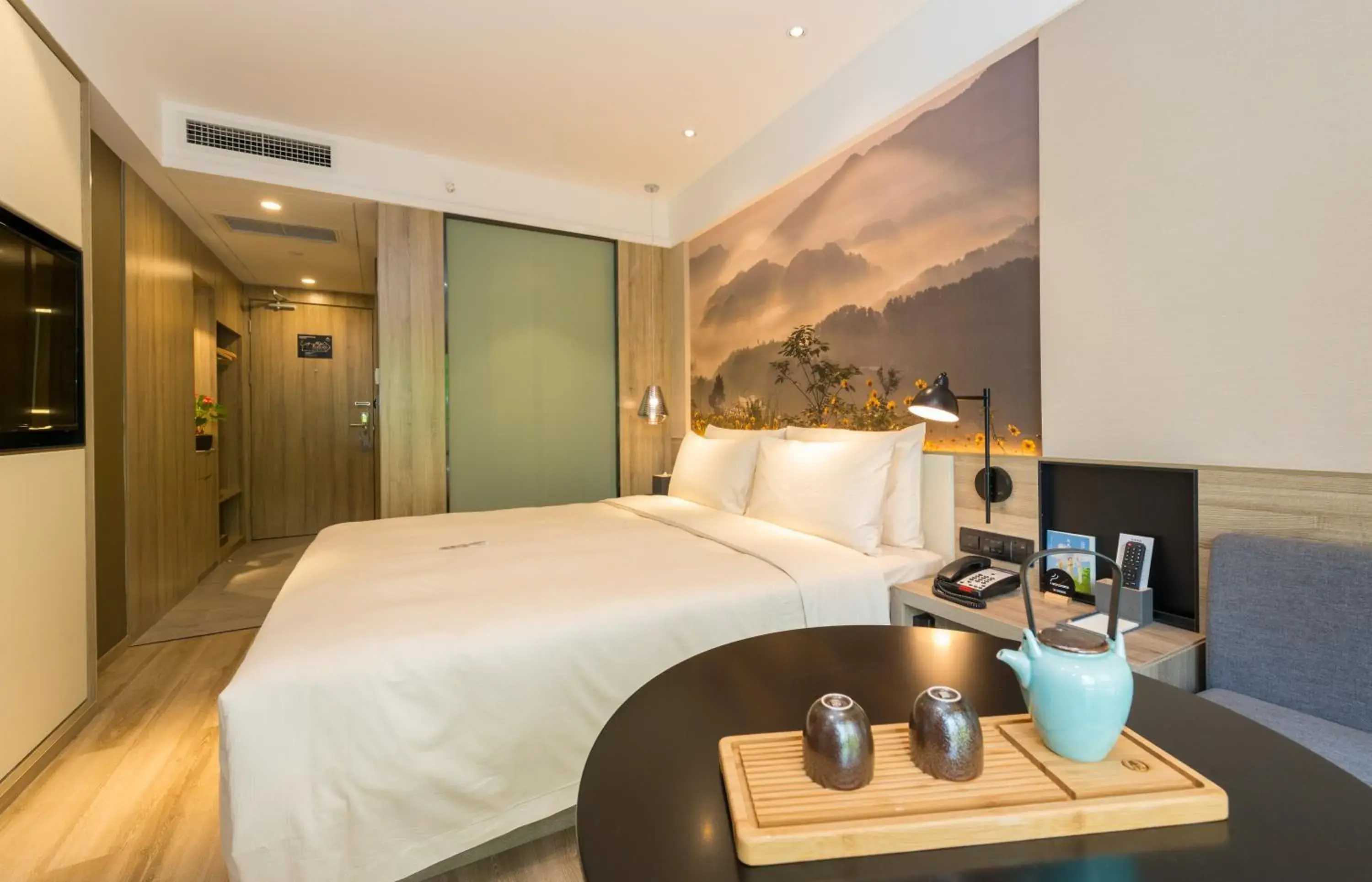 Photo of the whole room, Bed in Atour Hotel Chongqing Hongyadong Riverview Photo of the whole room, Bed in Atour Hotel Chongqing Hongyadong Riverview