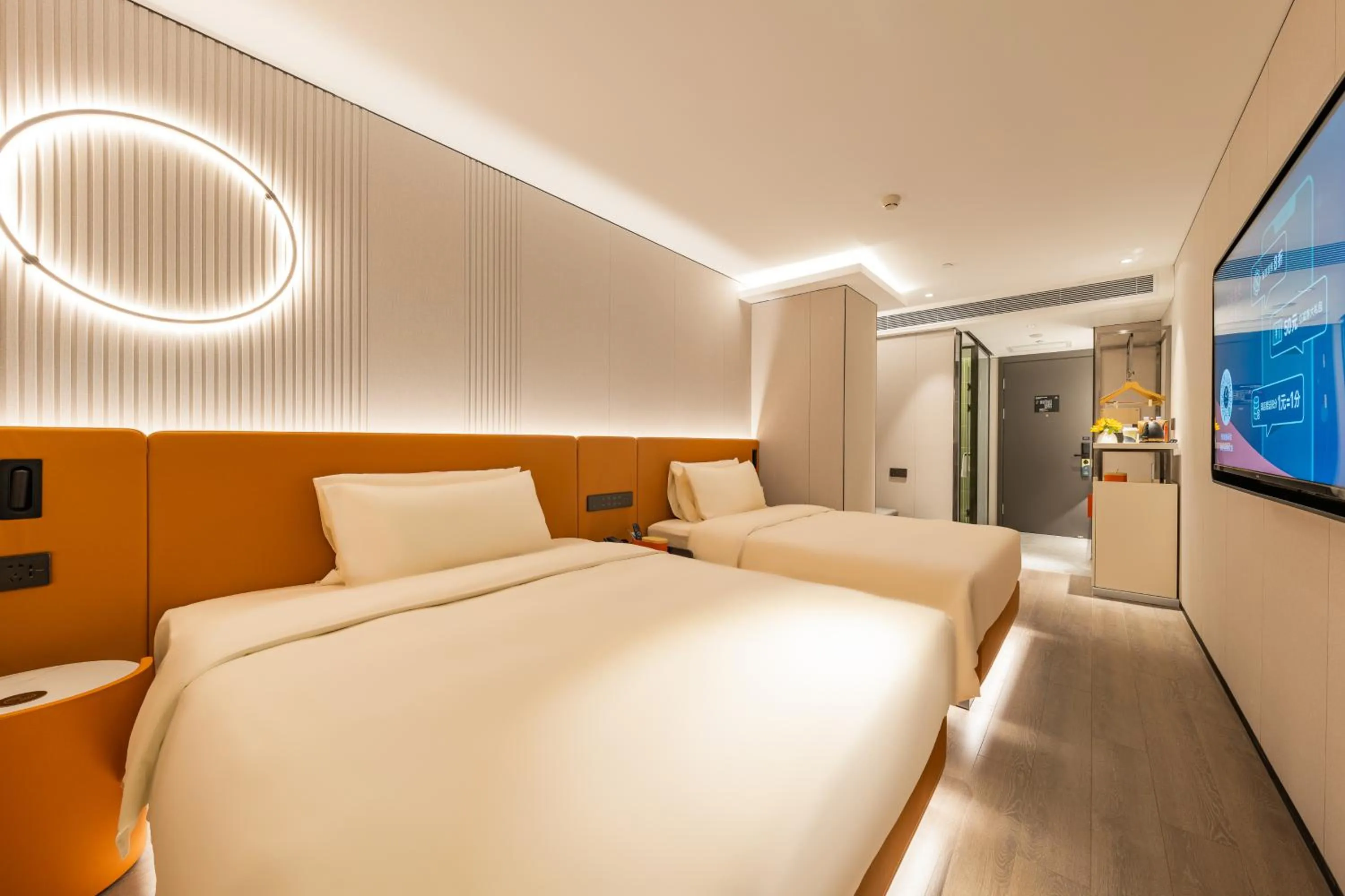 Photo of the whole room, Bed in Atour Hotel Beijing Tiananmen Wangfujing Pedestrian