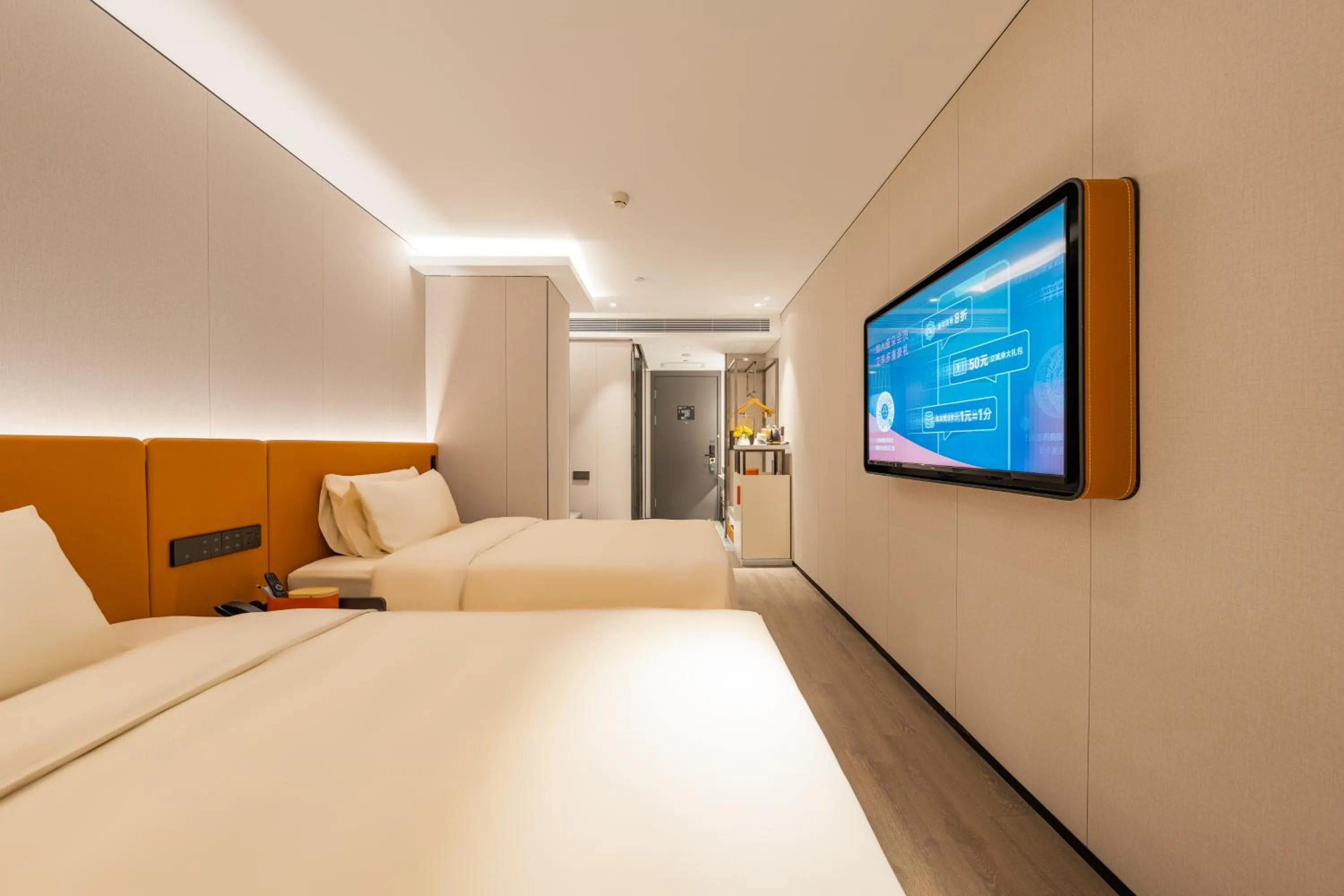 Photo of the whole room, Bed in Atour Hotel Beijing Tiananmen Wangfujing Pedestrian