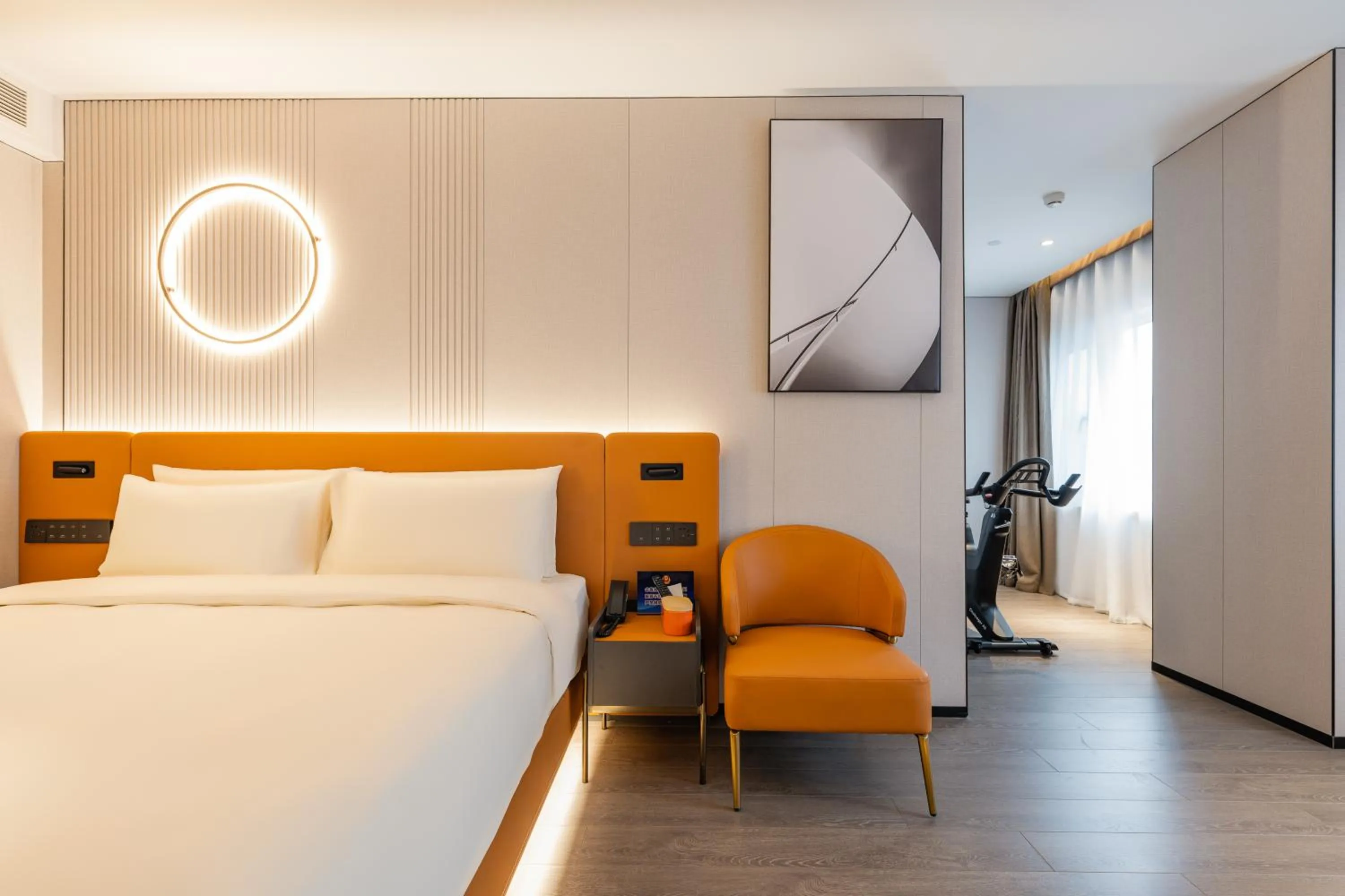 Photo of the whole room, Bed in Atour Hotel Beijing Tiananmen Wangfujing Pedestrian