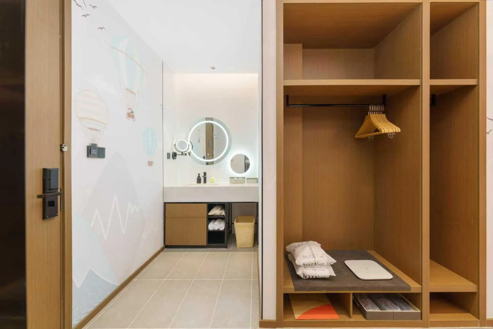 wardrobe in Dalian Airport Yingke Road Atour Hotel