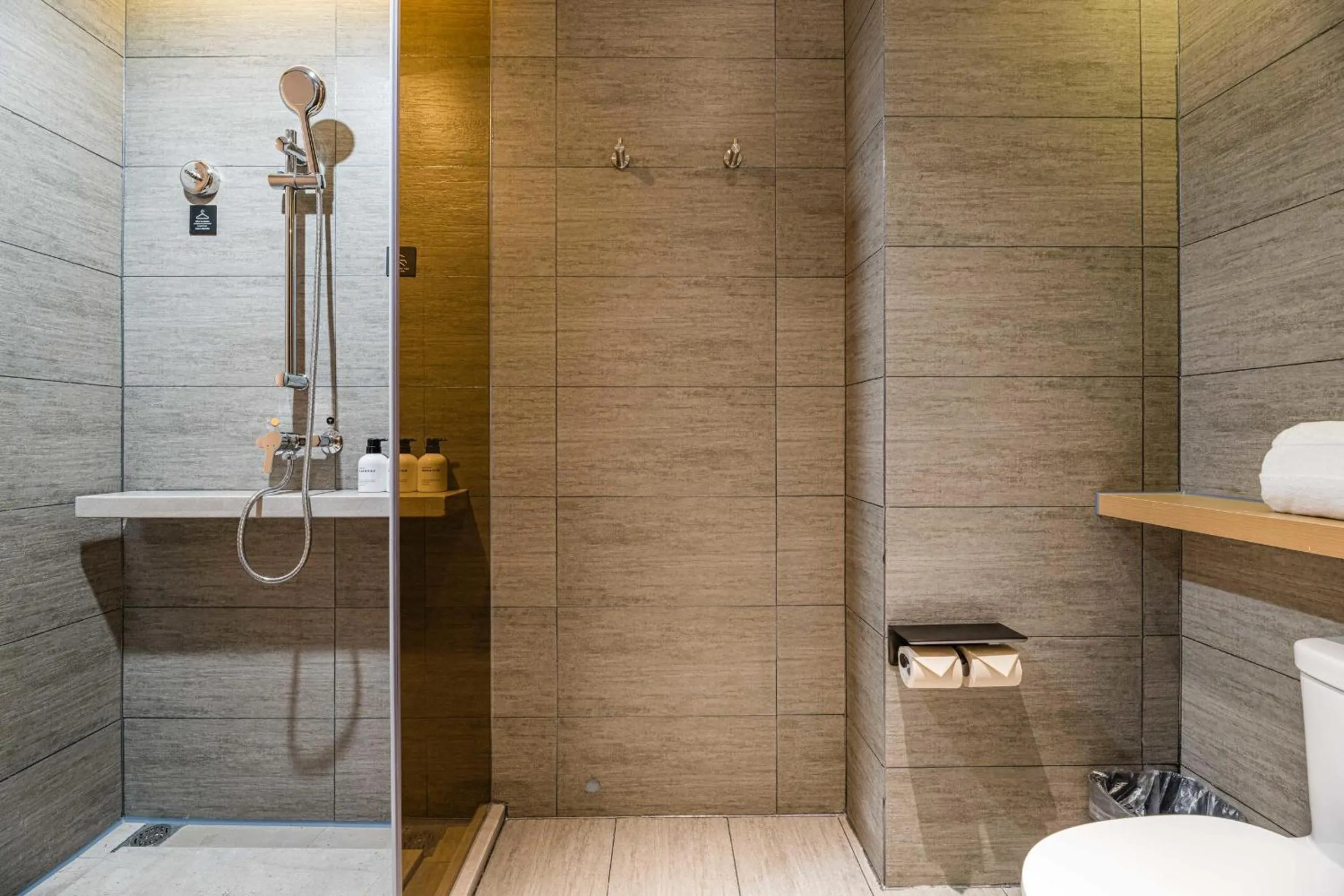 Shower in Atour Hotel Wushan Road Fuzhou Three Lanes and Seven Alleys