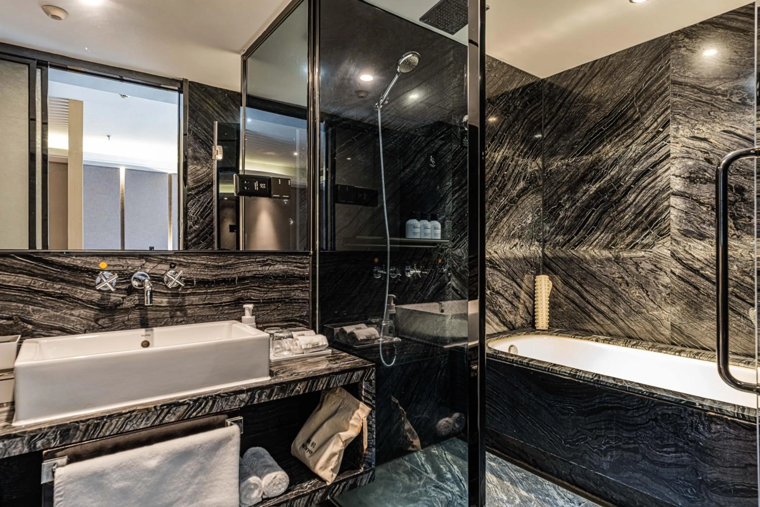 Shower in Atour Hotel Wushan Road Fuzhou Three Lanes and Seven Alleys