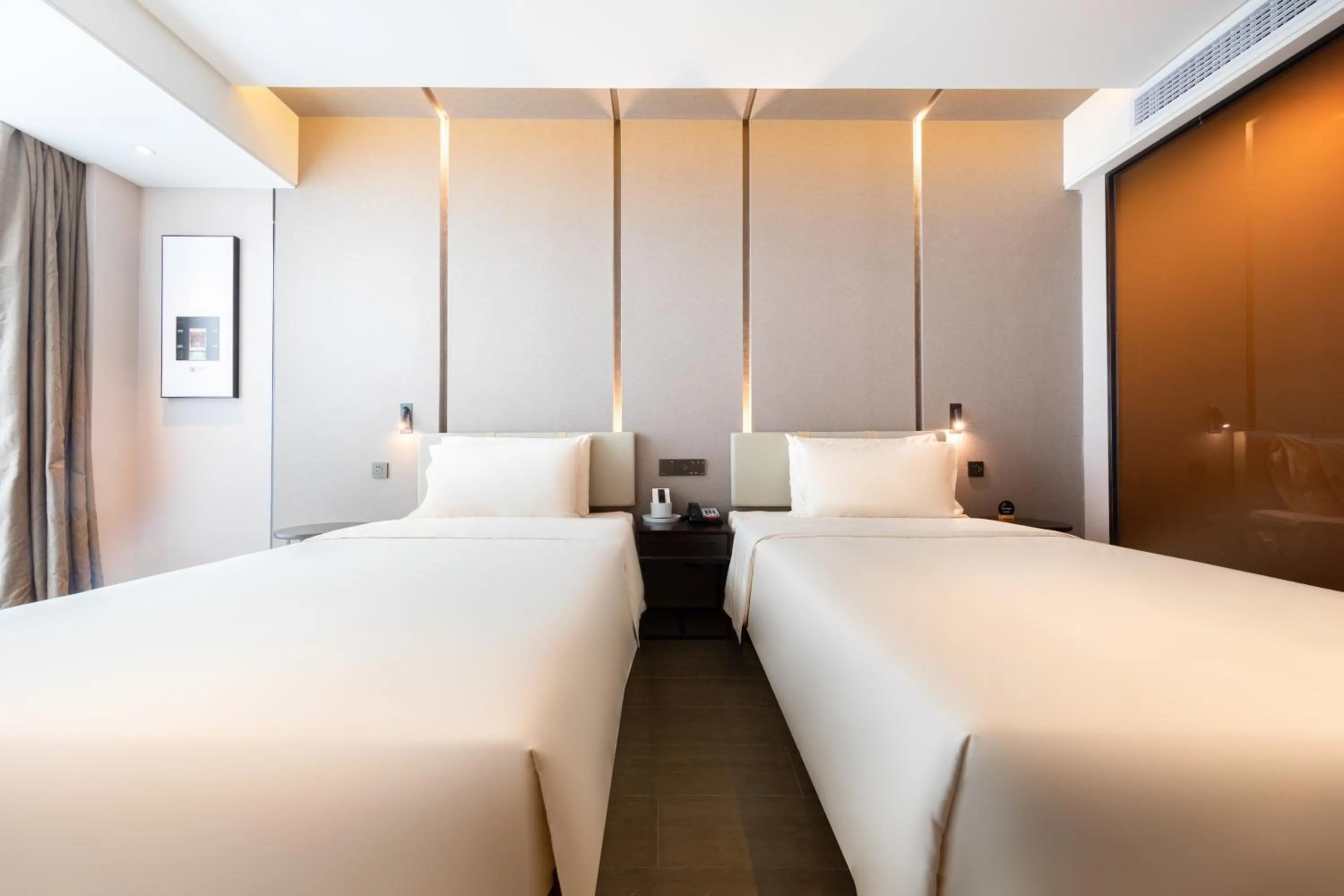 Bed in Atour Hotel Shenzhen Shajing International Convention and Exhibition Center