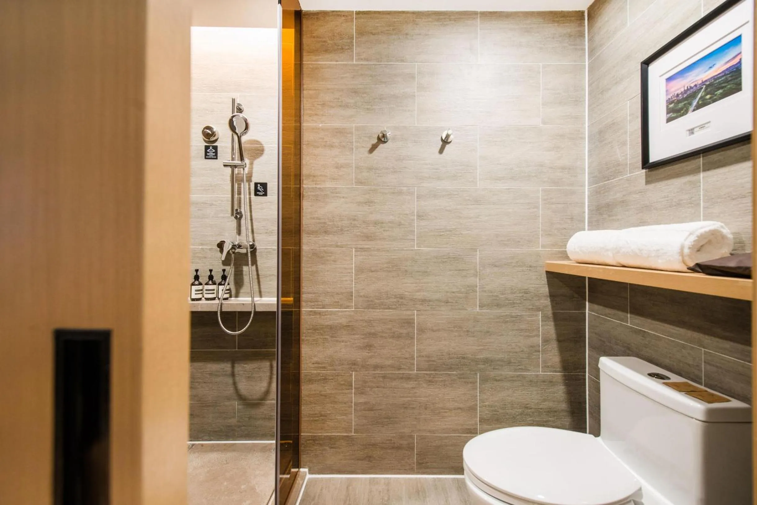 Shower in Atour Hotel Shenzhen Baoan International Airport