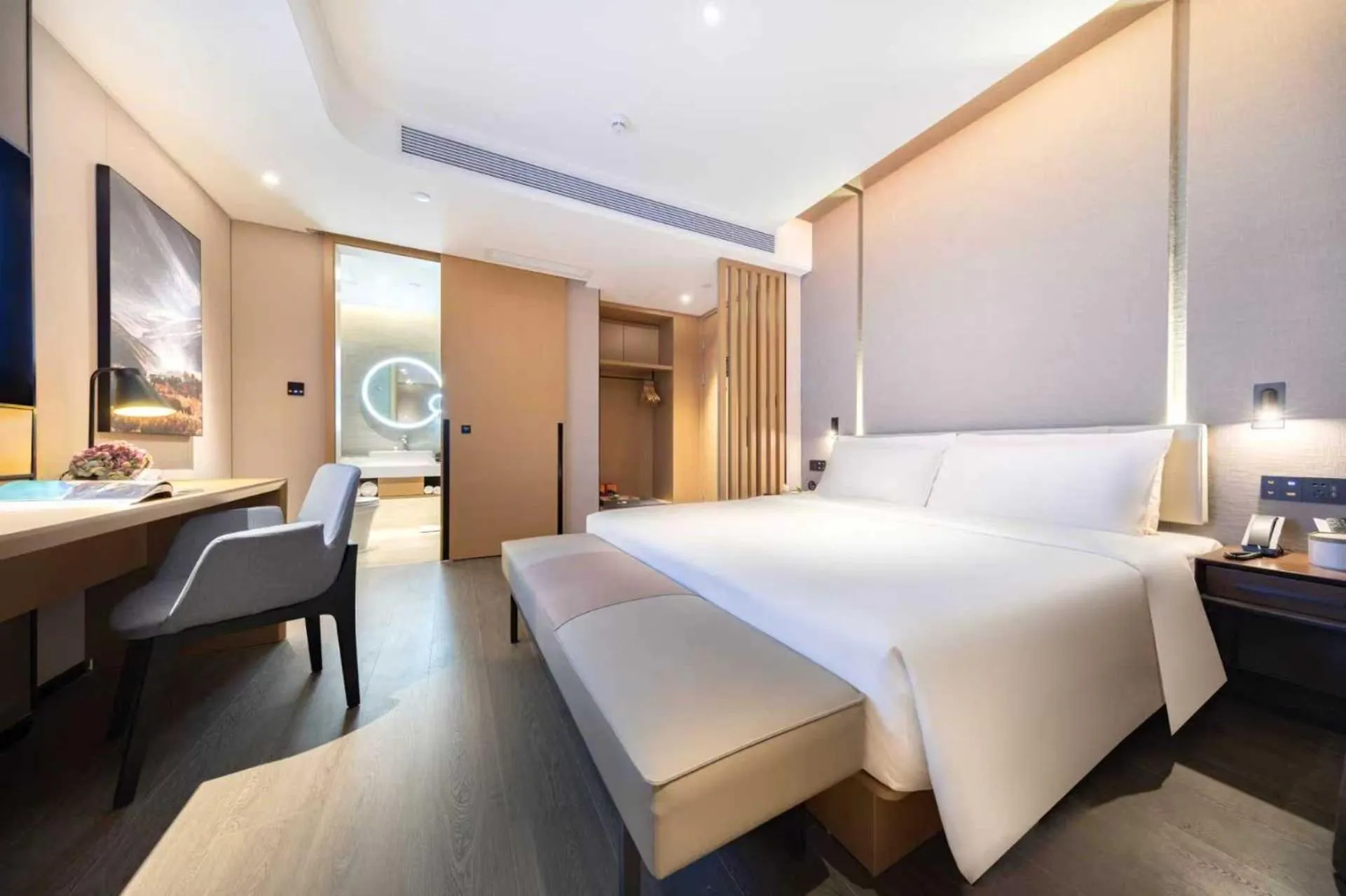 Photo of the whole room, Bed in Atour Hotel Shenzhen Qianhai Baoan Center