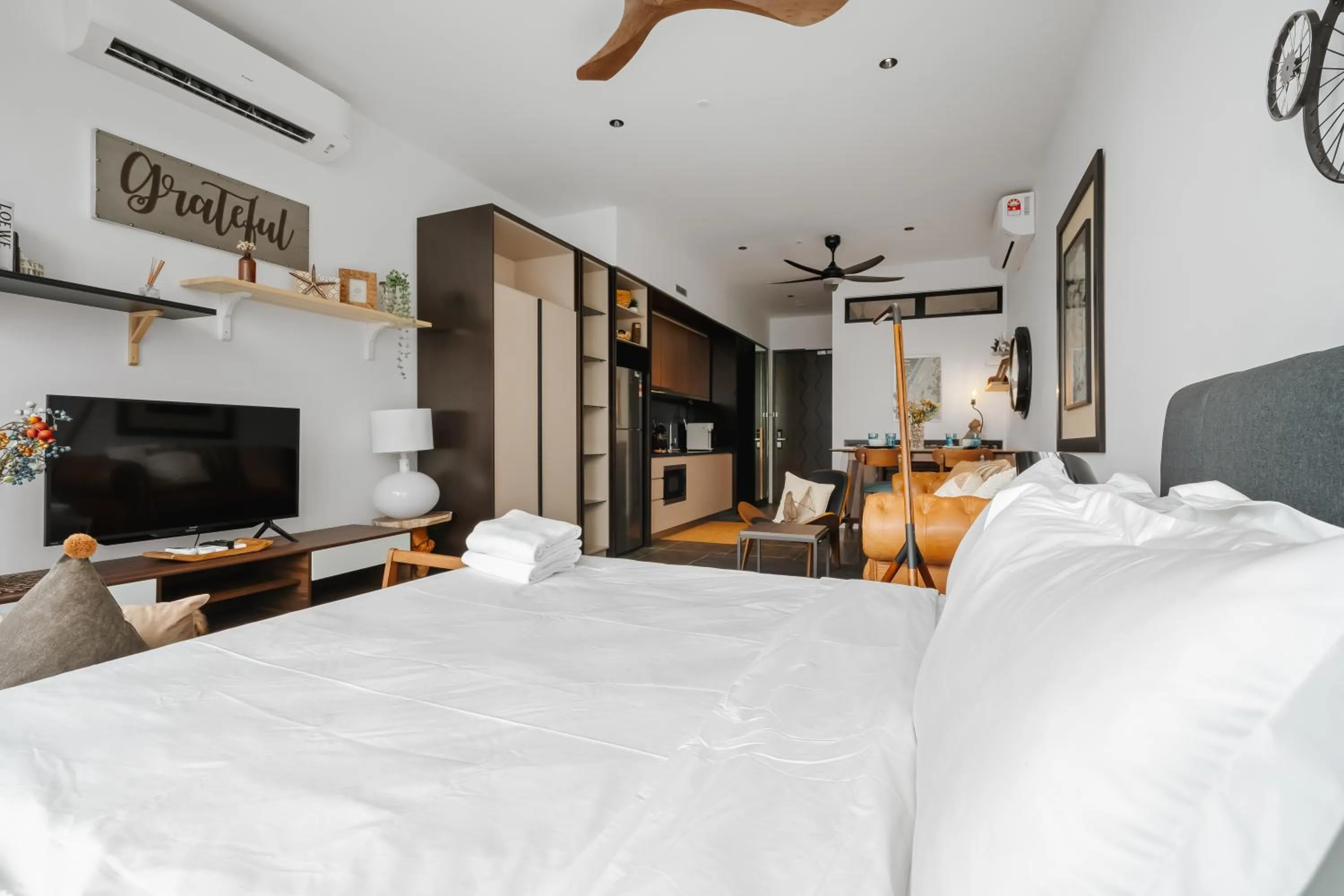 Bed in Scarletz KLCC Apartments by soulasia