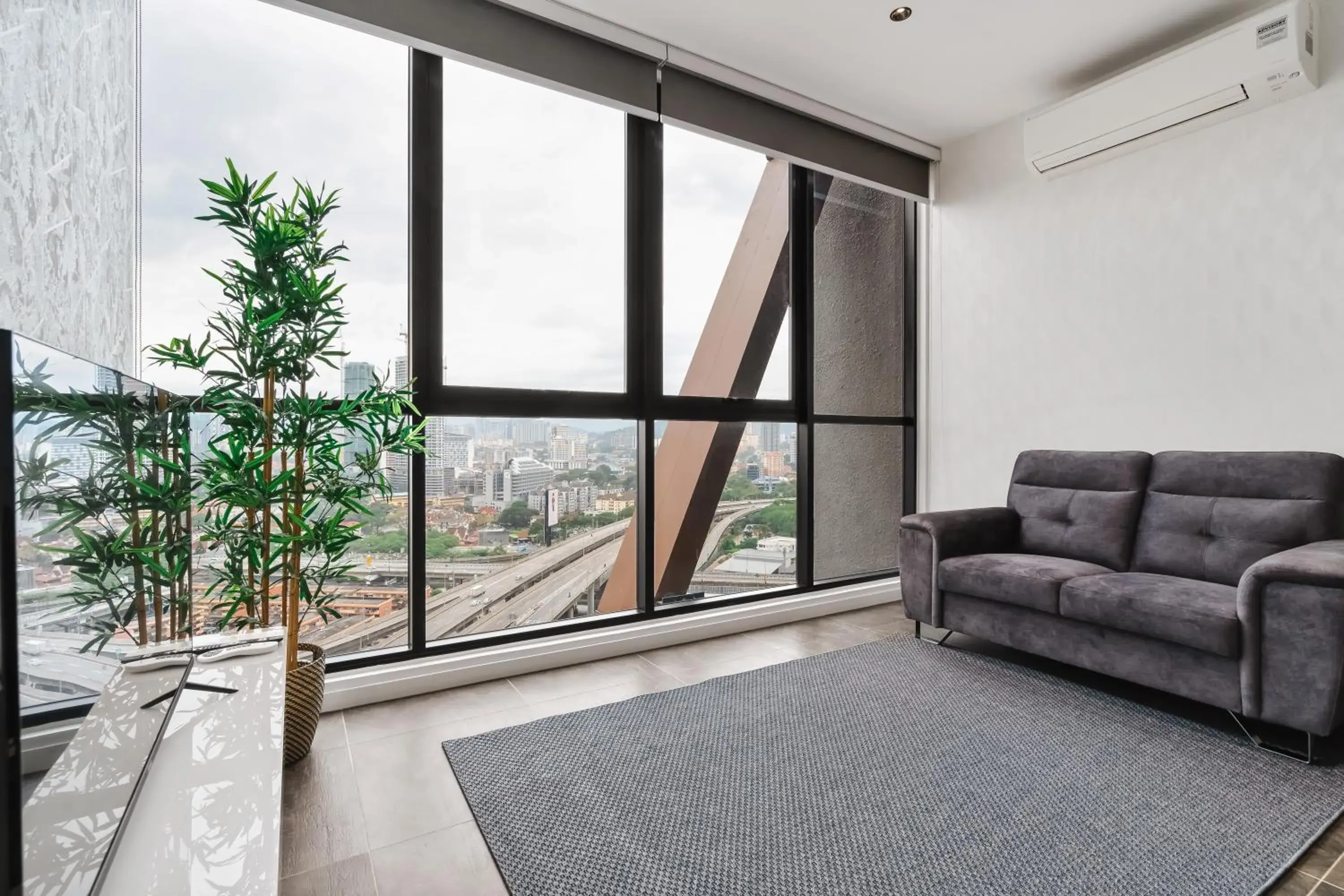 Living room in Scarletz KLCC Apartments by soulasia Living room in Scarletz KLCC Apartments by soulasia