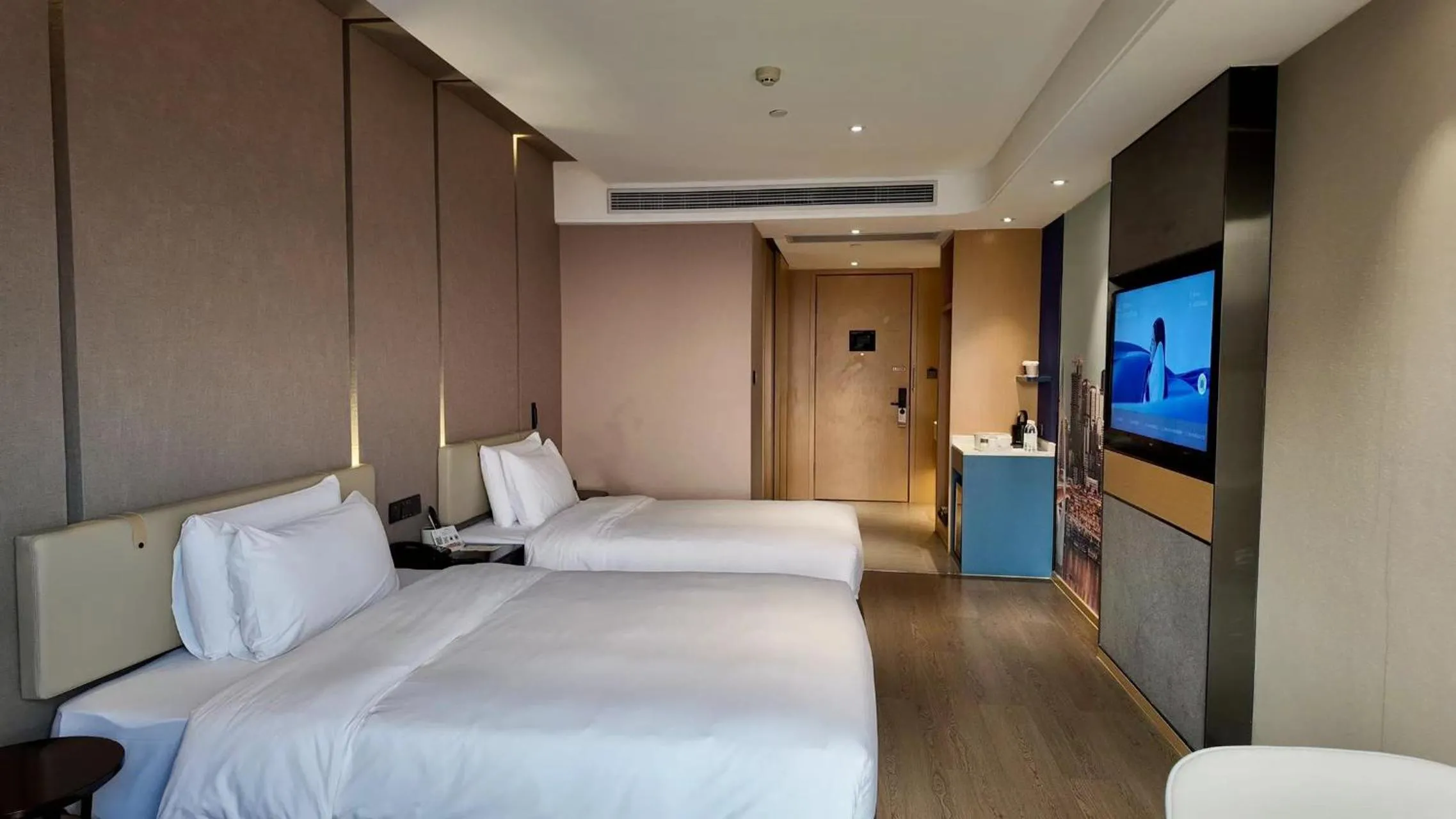 Bed in Atour Hotel Chongqing Jiefangbei Raffles City Riverview
