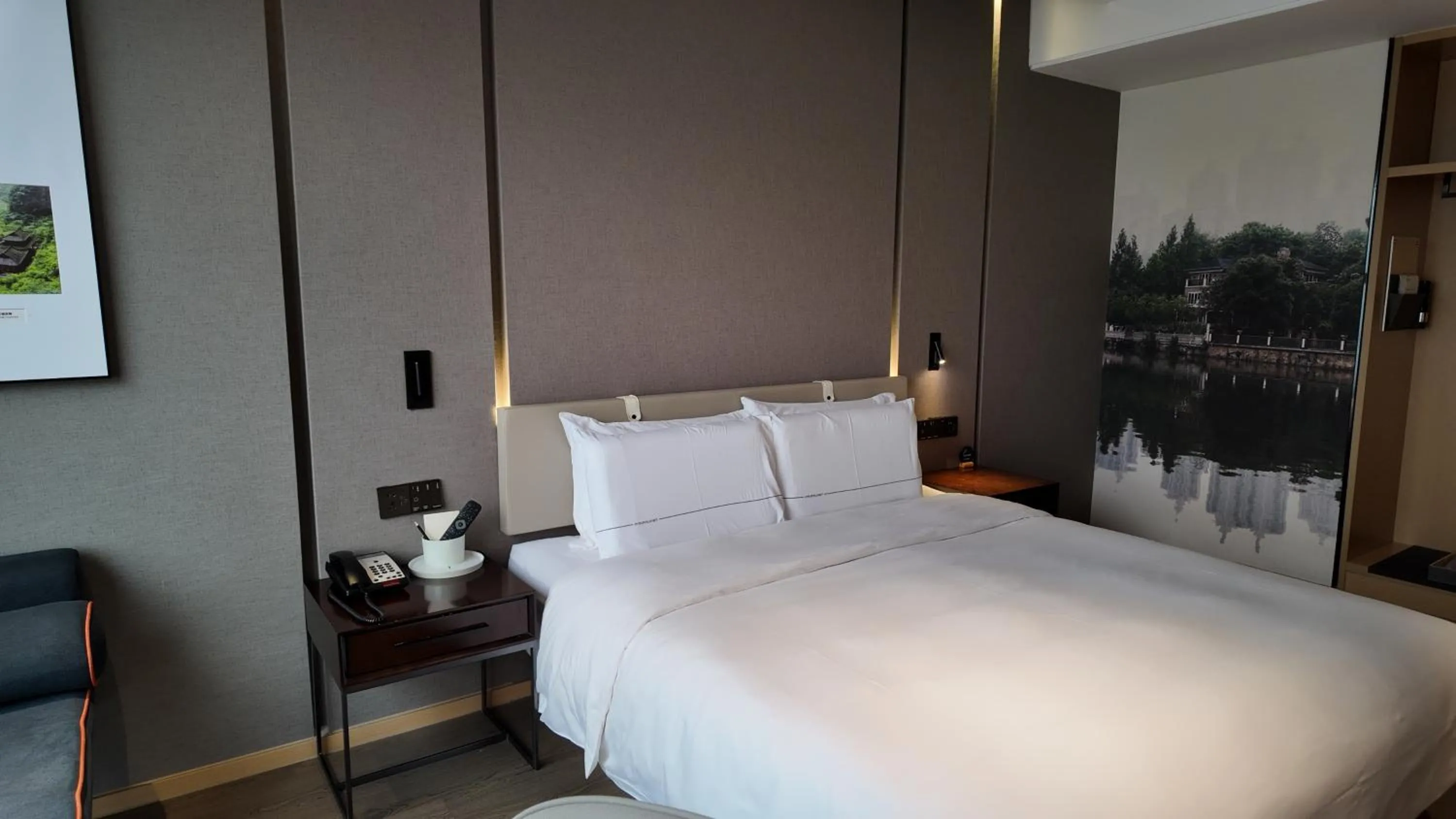 Bed in Atour Hotel Chongqing Jiefangbei Raffles City Riverview