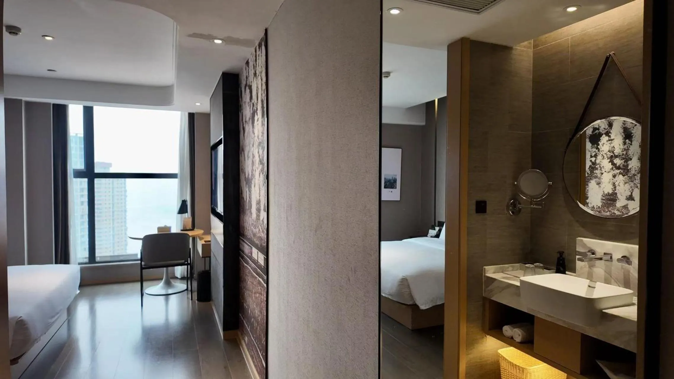 Bathroom, Bed in Atour Hotel Chongqing Jiefangbei Raffles City Riverview