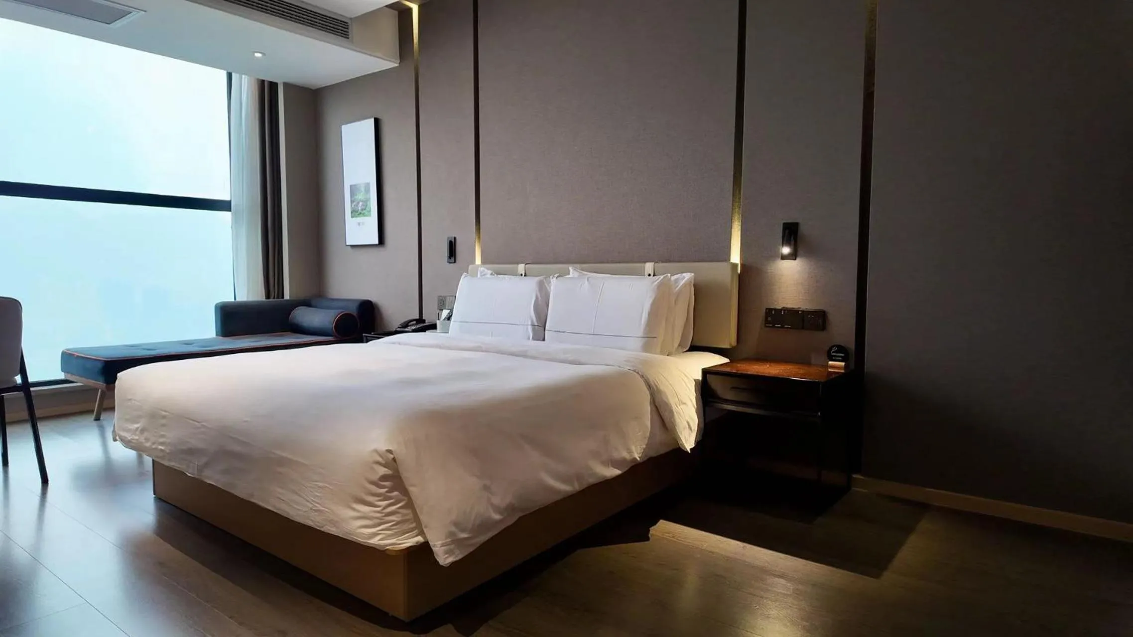 Photo of the whole room, Bed in Atour Hotel Chongqing Jiefangbei Raffles City Riverview