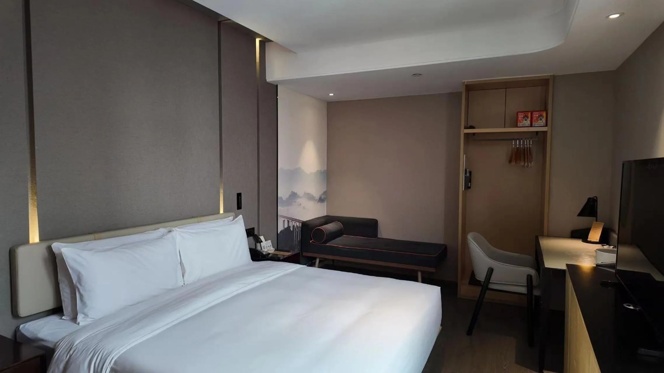Photo of the whole room, Bed in Atour Hotel Chongqing Jiefangbei Raffles City Riverview
