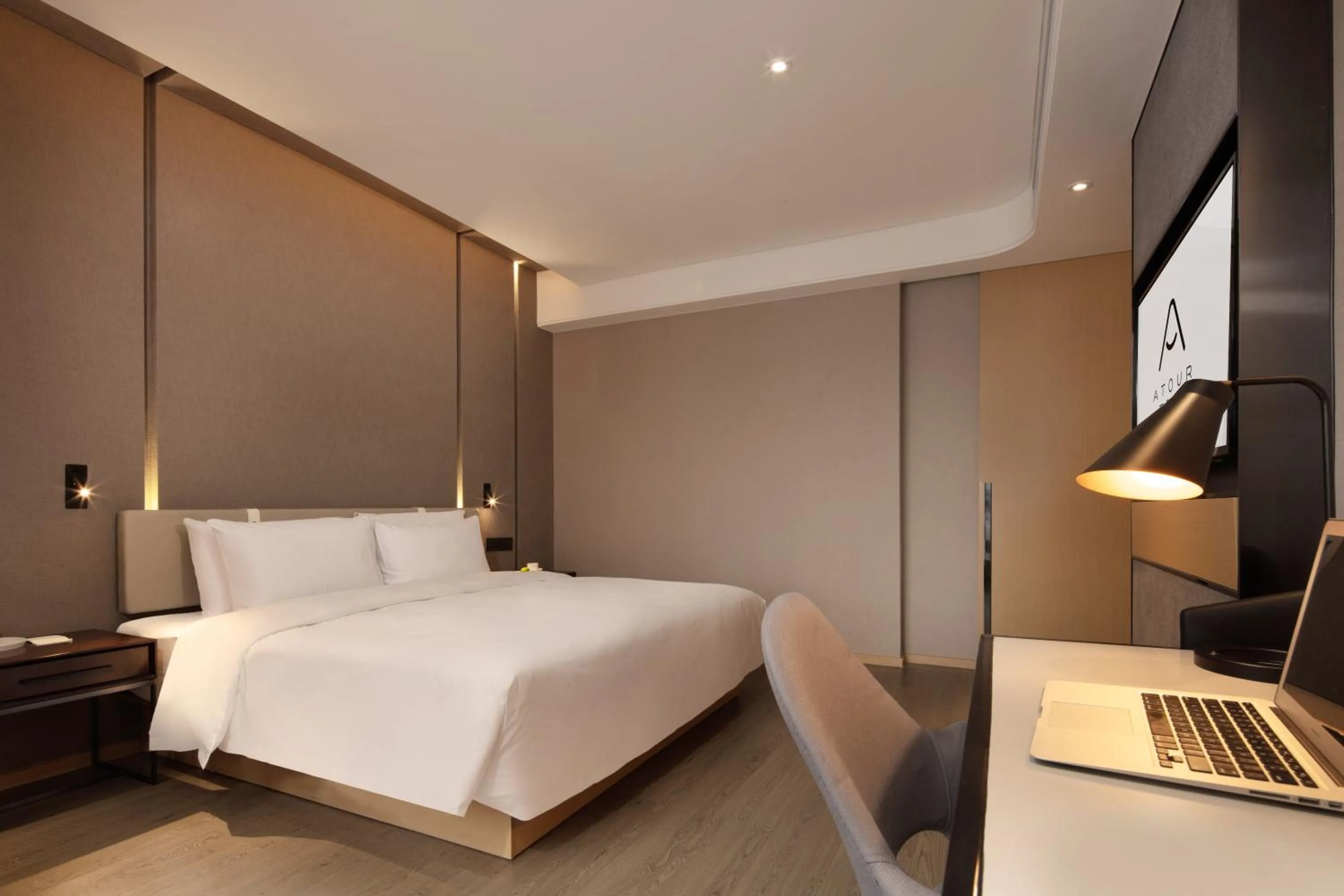 Bed in Atour Hotel Chongqing Jiefangbei Raffles City Riverview