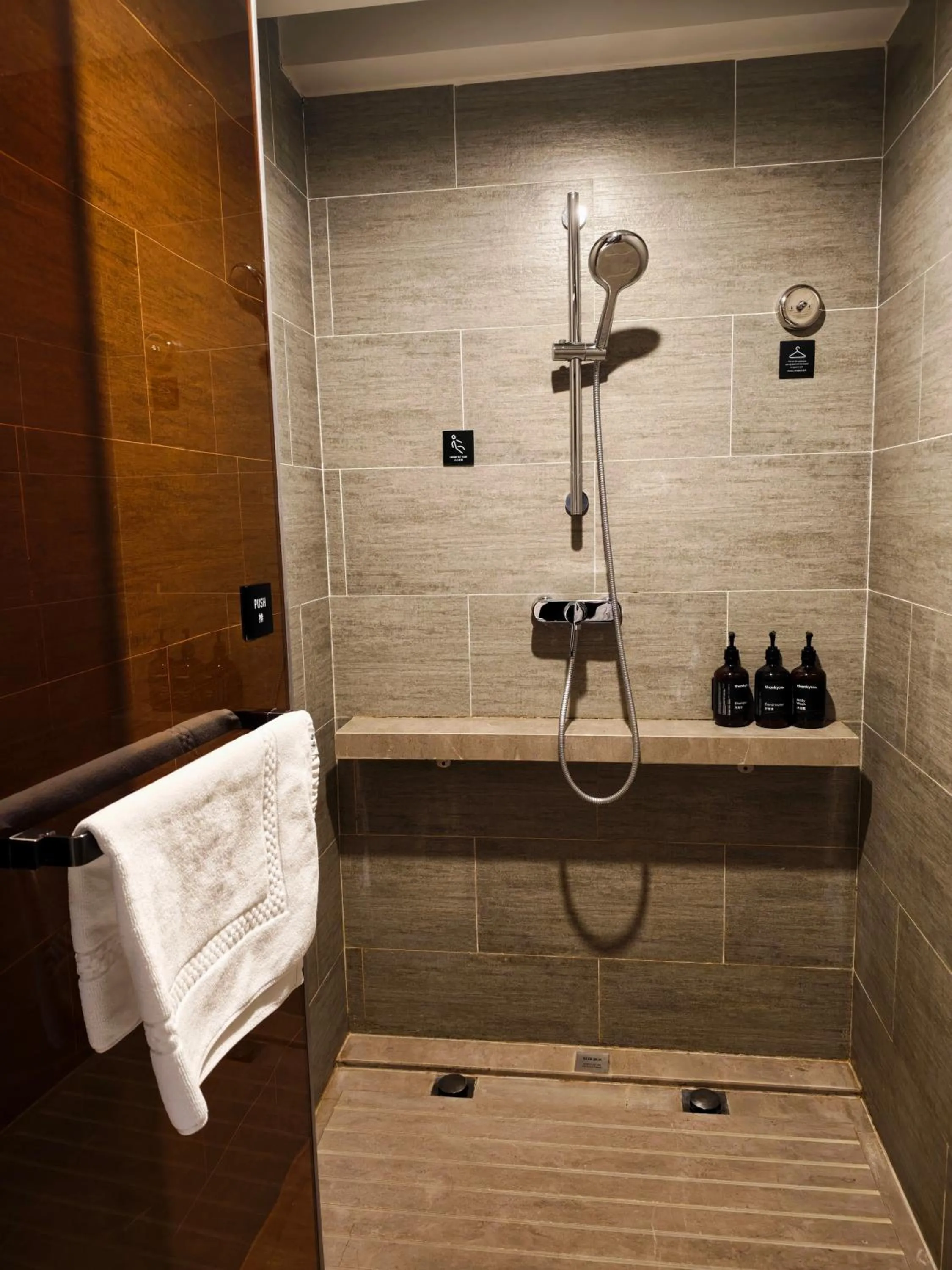 Shower in Atour Hotel Chengdu Taikoo Li Future Center