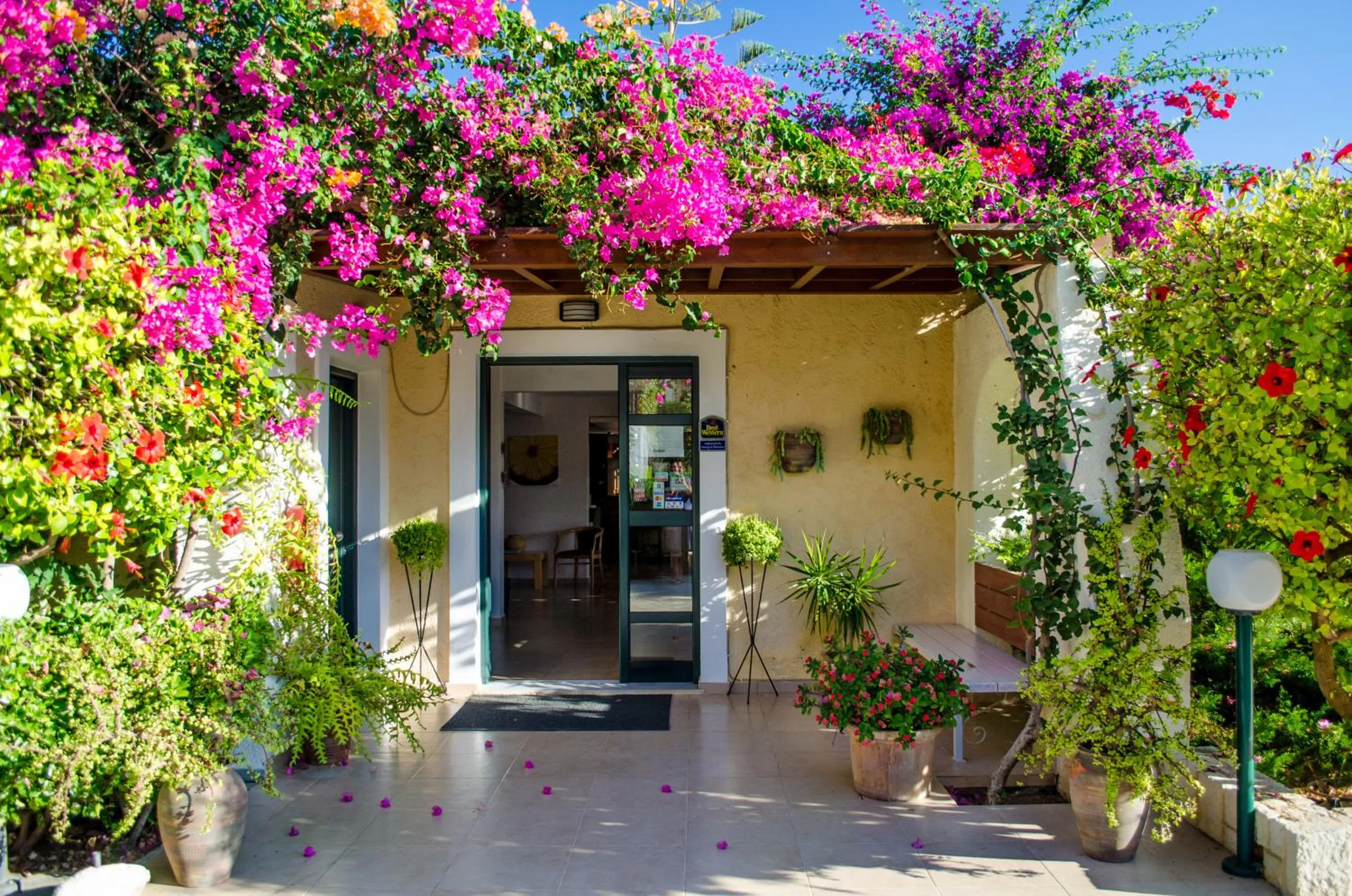 Facade/entrance in Your Memories Hotel