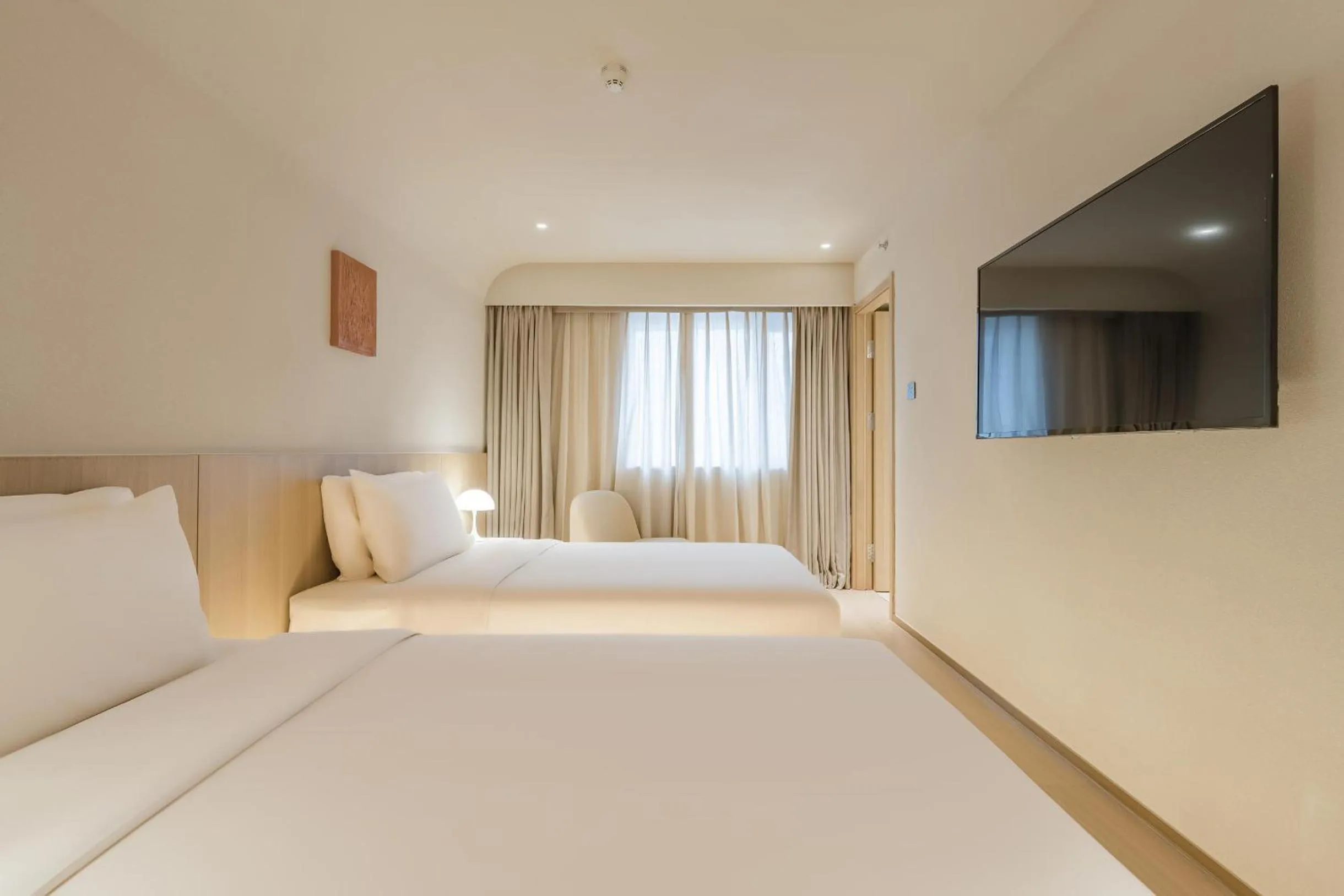 Photo of the whole room, Bed in Atour S Hotel Beijing Guomao CBD - FunsCenter