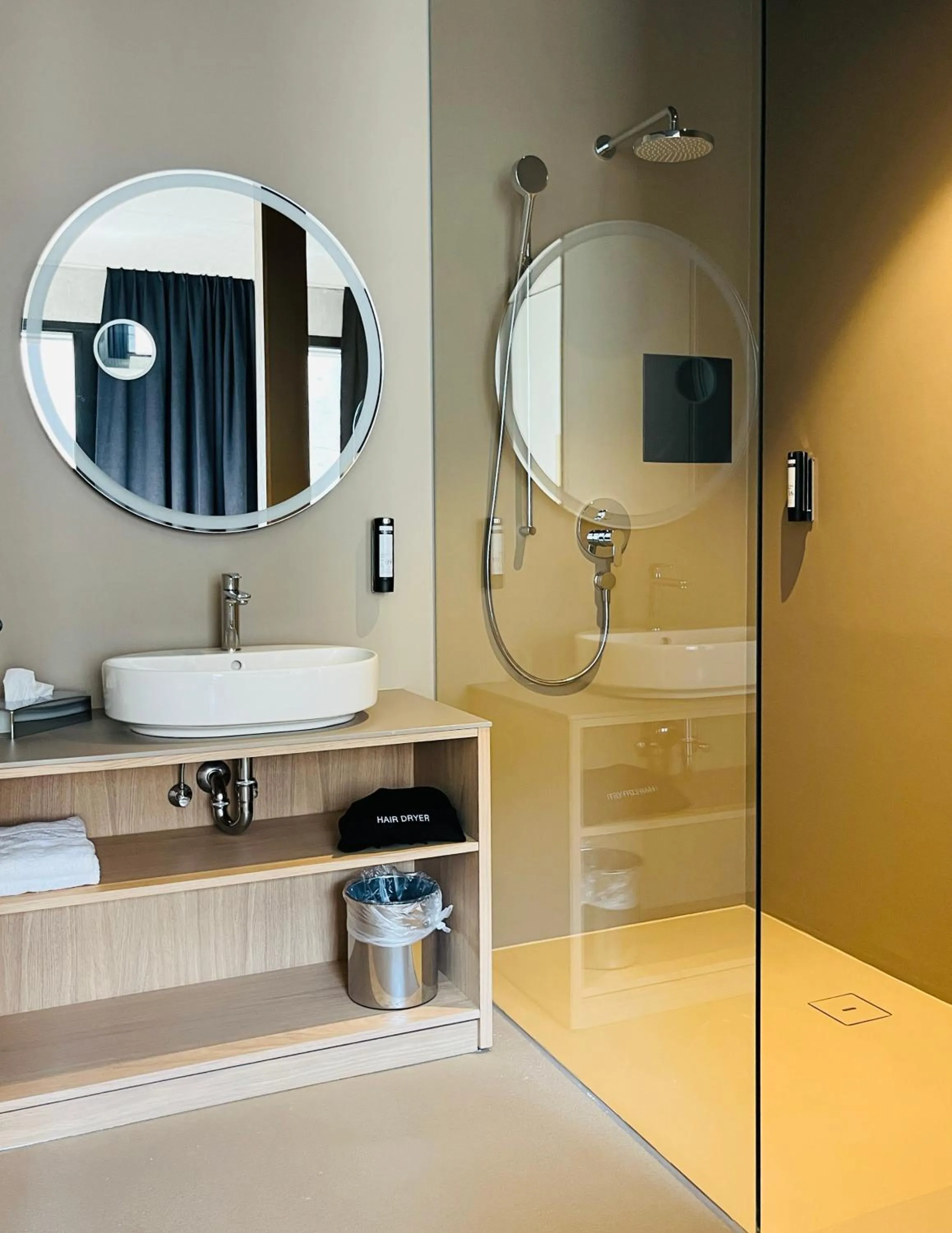 Photo of the whole room in Boulderbar Hotel Self-Check in