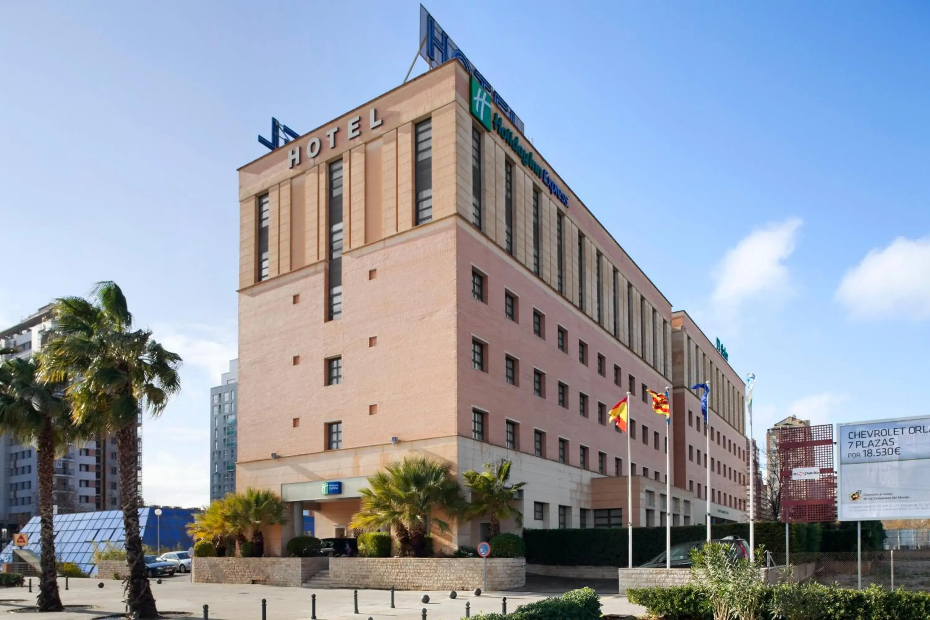 Property building in Holiday Inn Express Ciudad de las Ciencias by IHG Property building in Holiday Inn Express Ciudad de las Ciencias by IHG