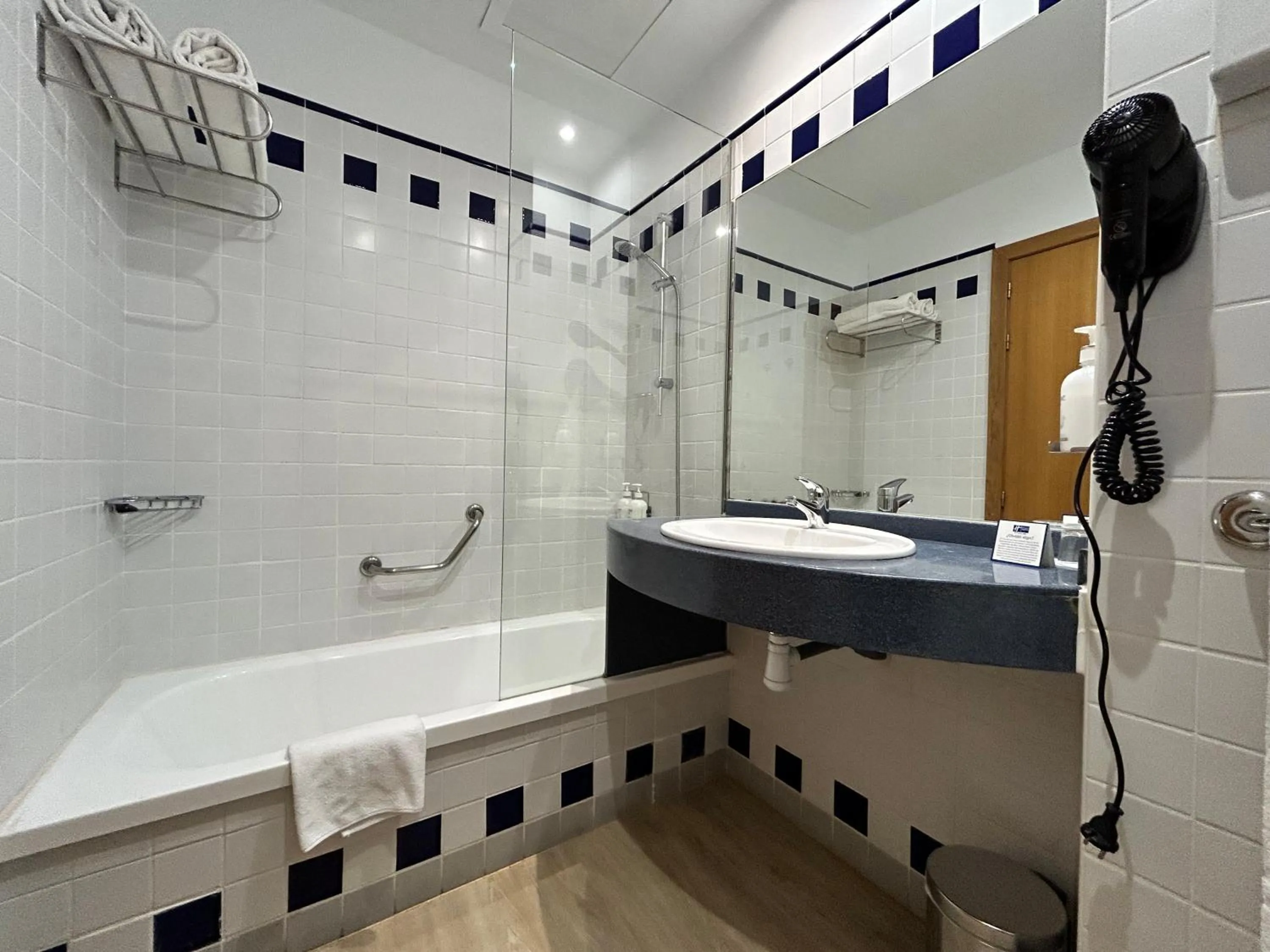 Bathroom in Holiday Inn Express Ciudad de las Ciencias by IHG