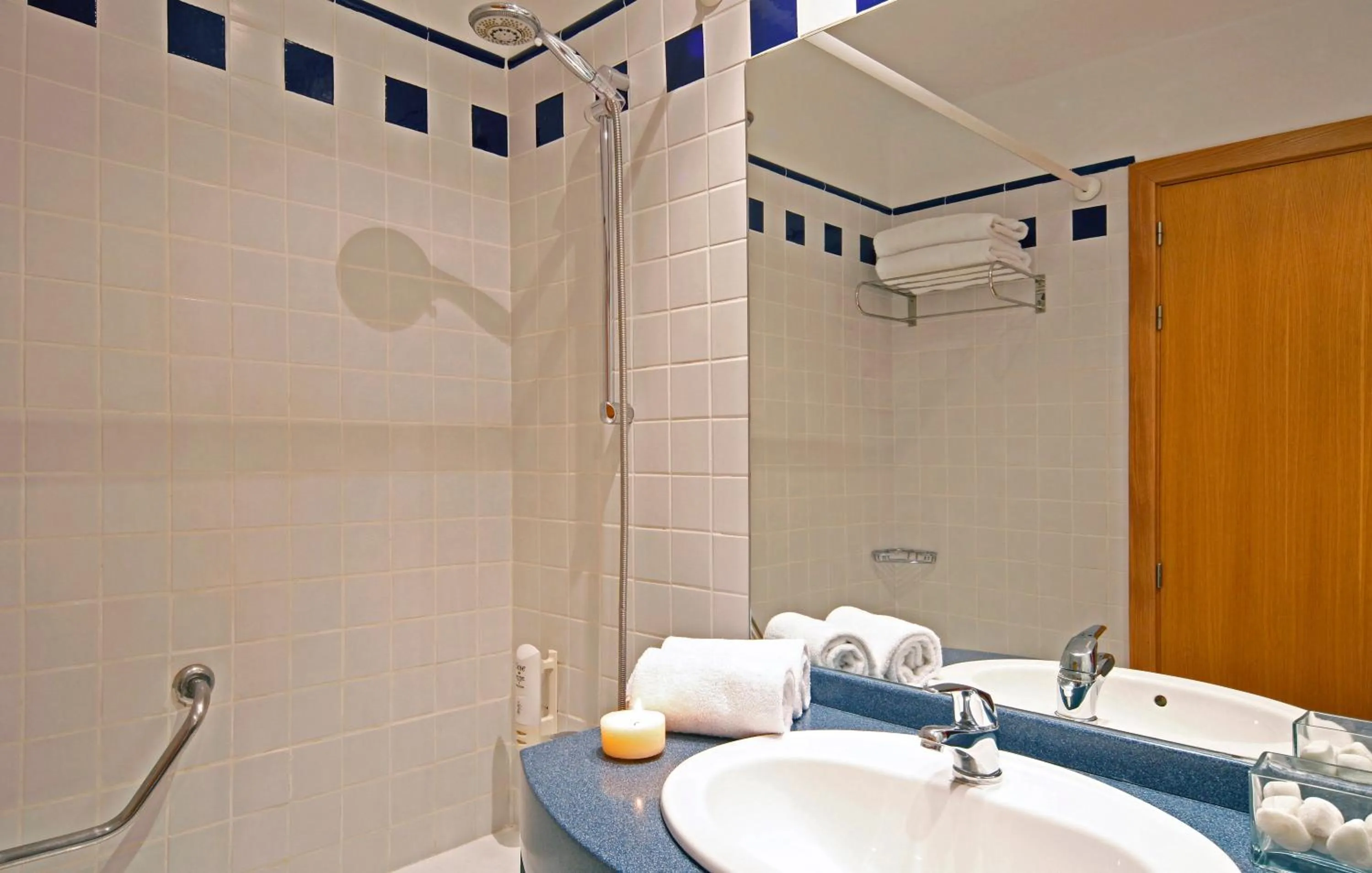 Bathroom in Holiday Inn Express Ciudad de las Ciencias by IHG