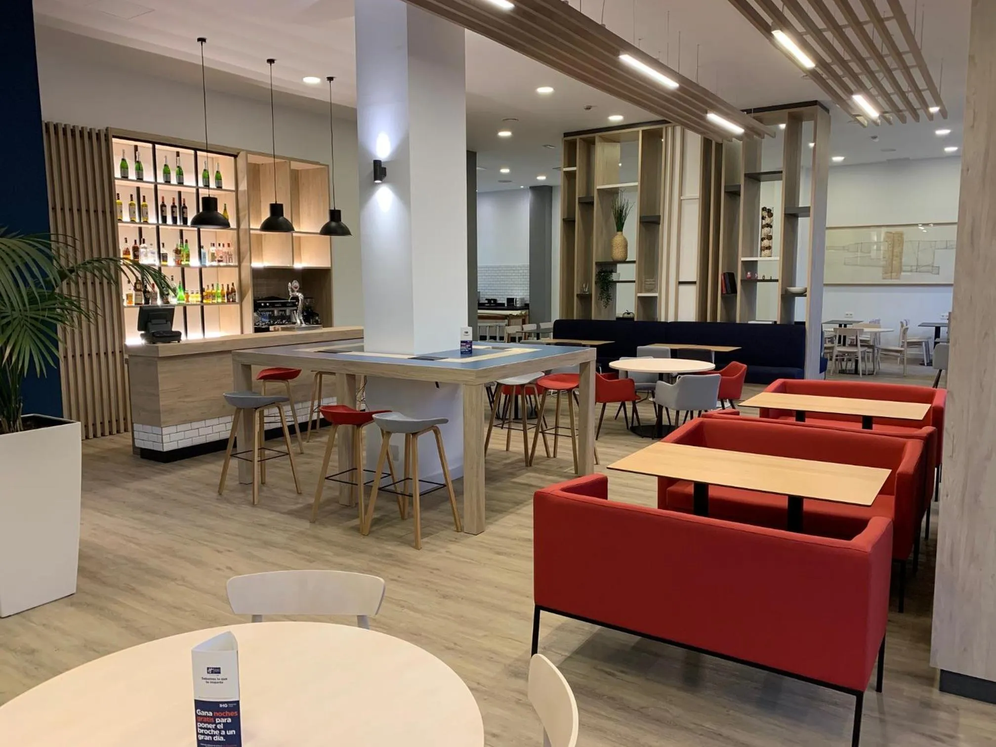 Restaurant/places to eat in Holiday Inn Express Ciudad de las Ciencias by IHG