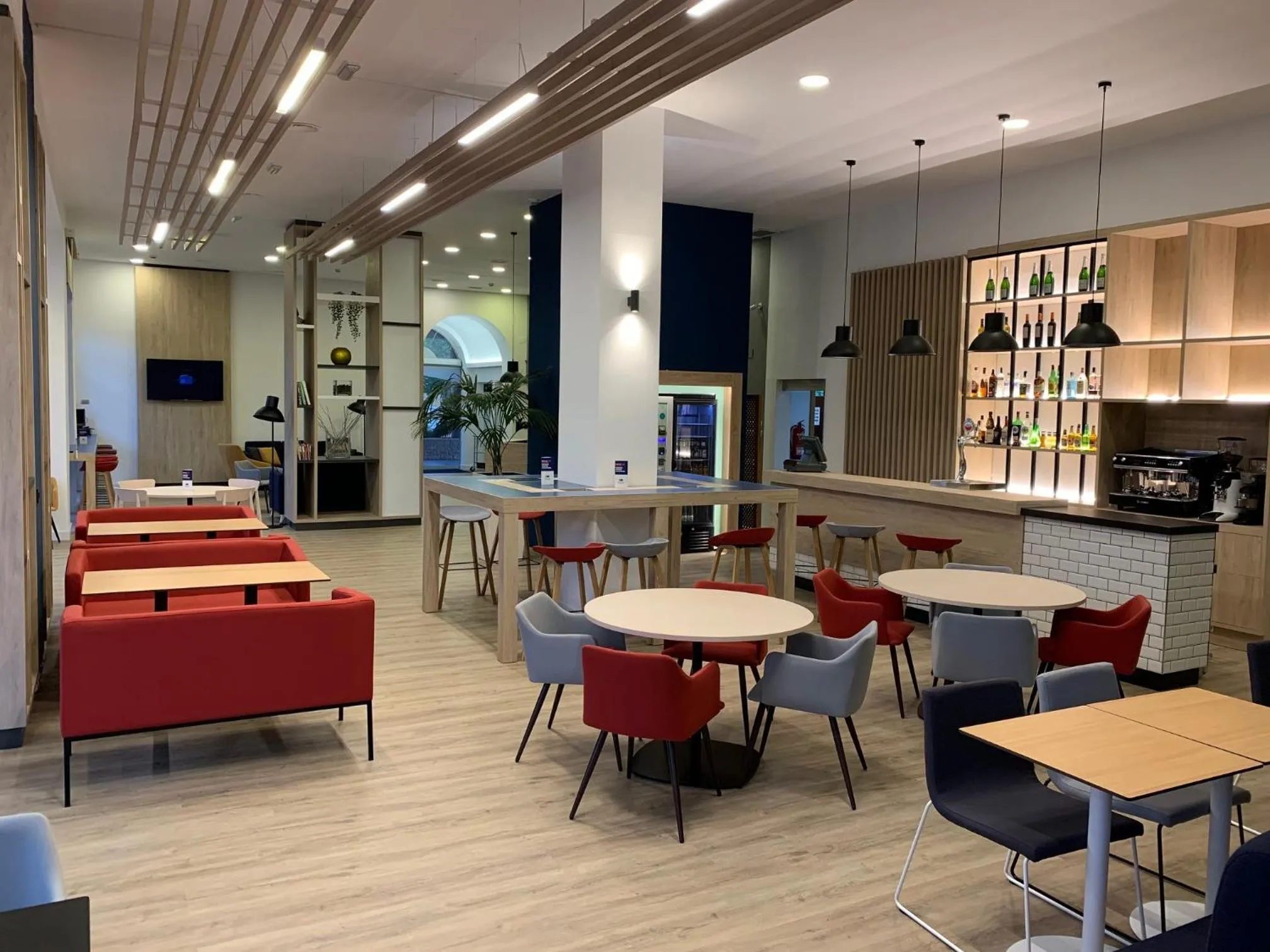 Restaurant/places to eat in Holiday Inn Express Ciudad de las Ciencias by IHG