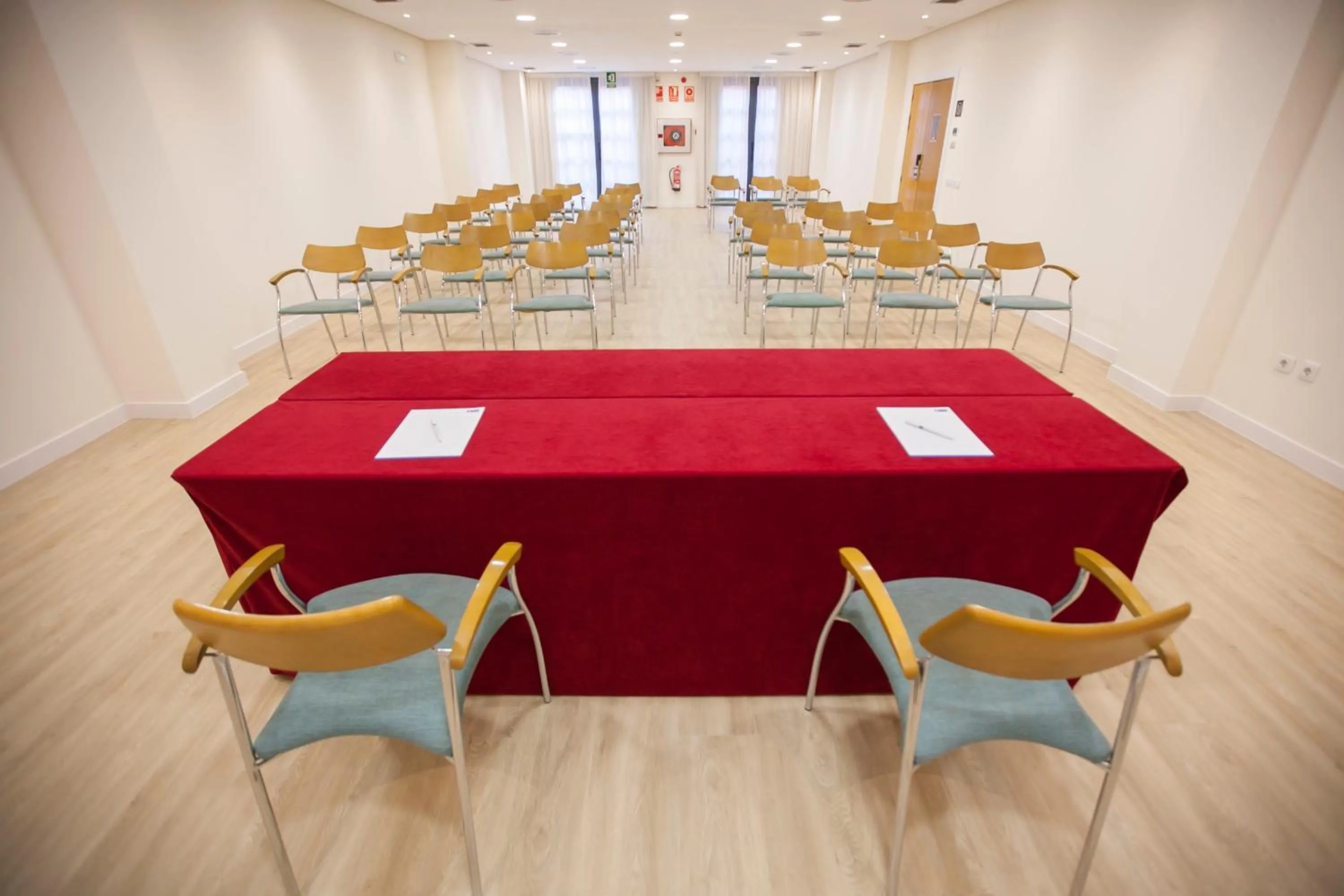 Meeting/conference room in Holiday Inn Express Ciudad de las Ciencias by IHG