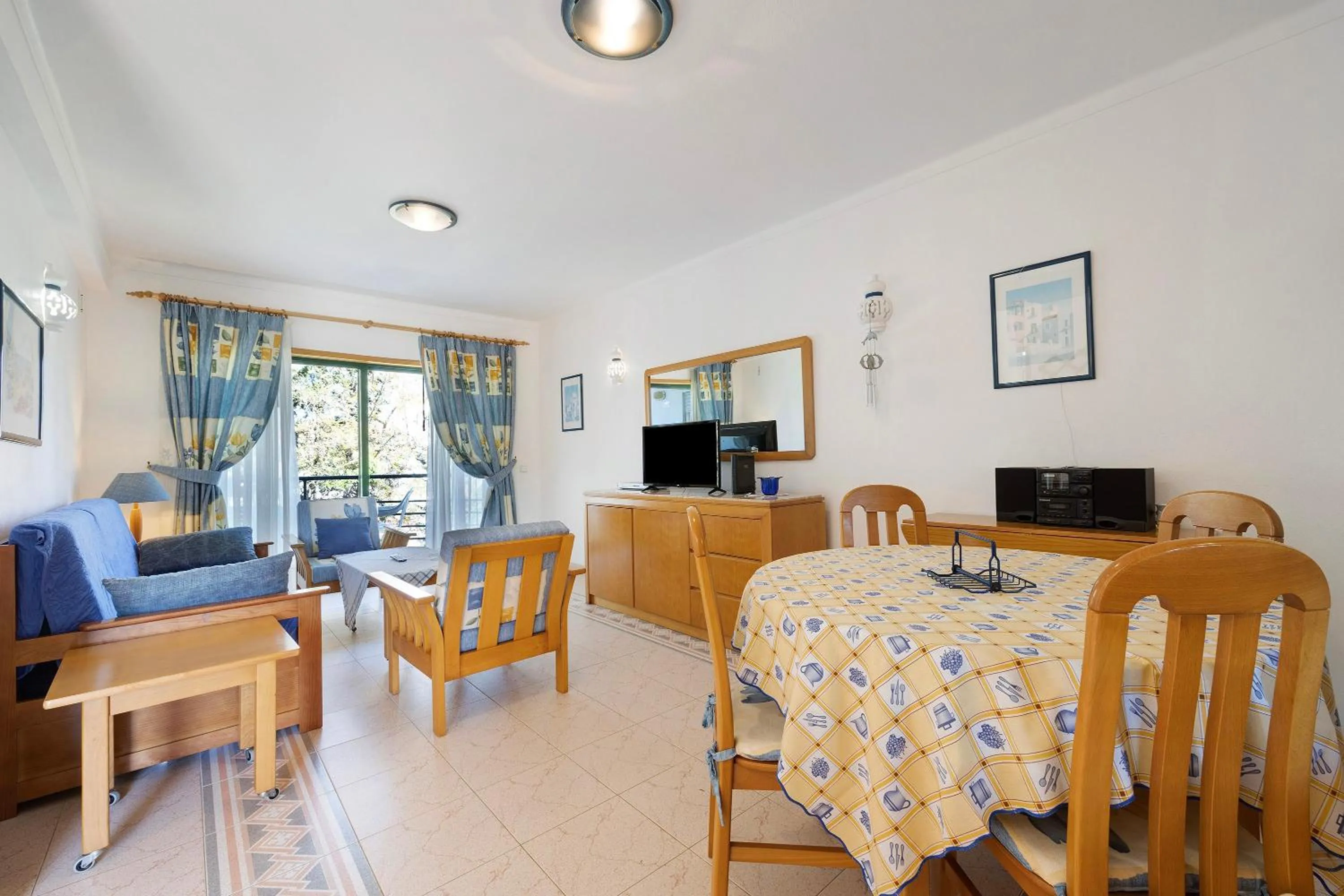 Superior One-Bedroom Apartment with Balcony in Casa Daniel T1