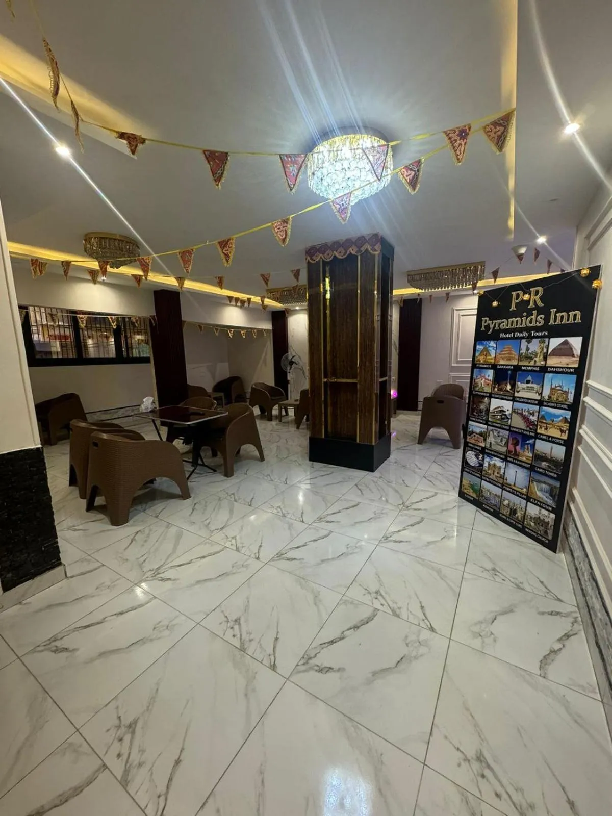 Restaurant/places to eat in PR Pyramids Inn