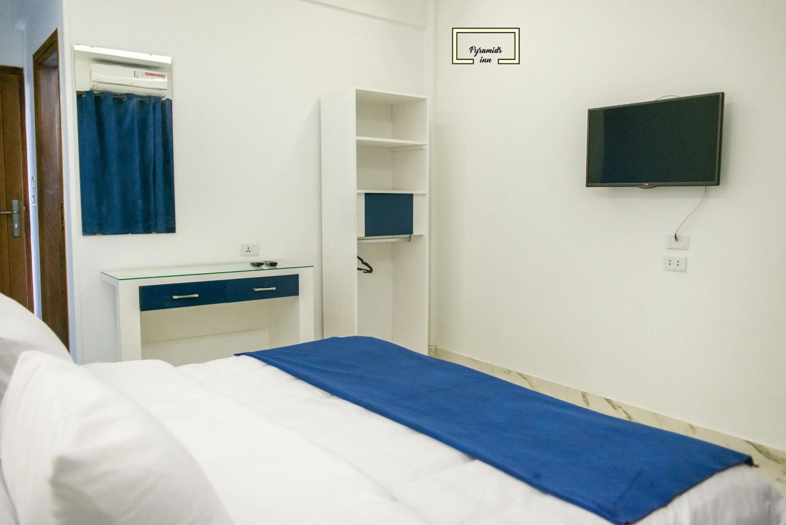 Bedroom in PR Pyramids Inn