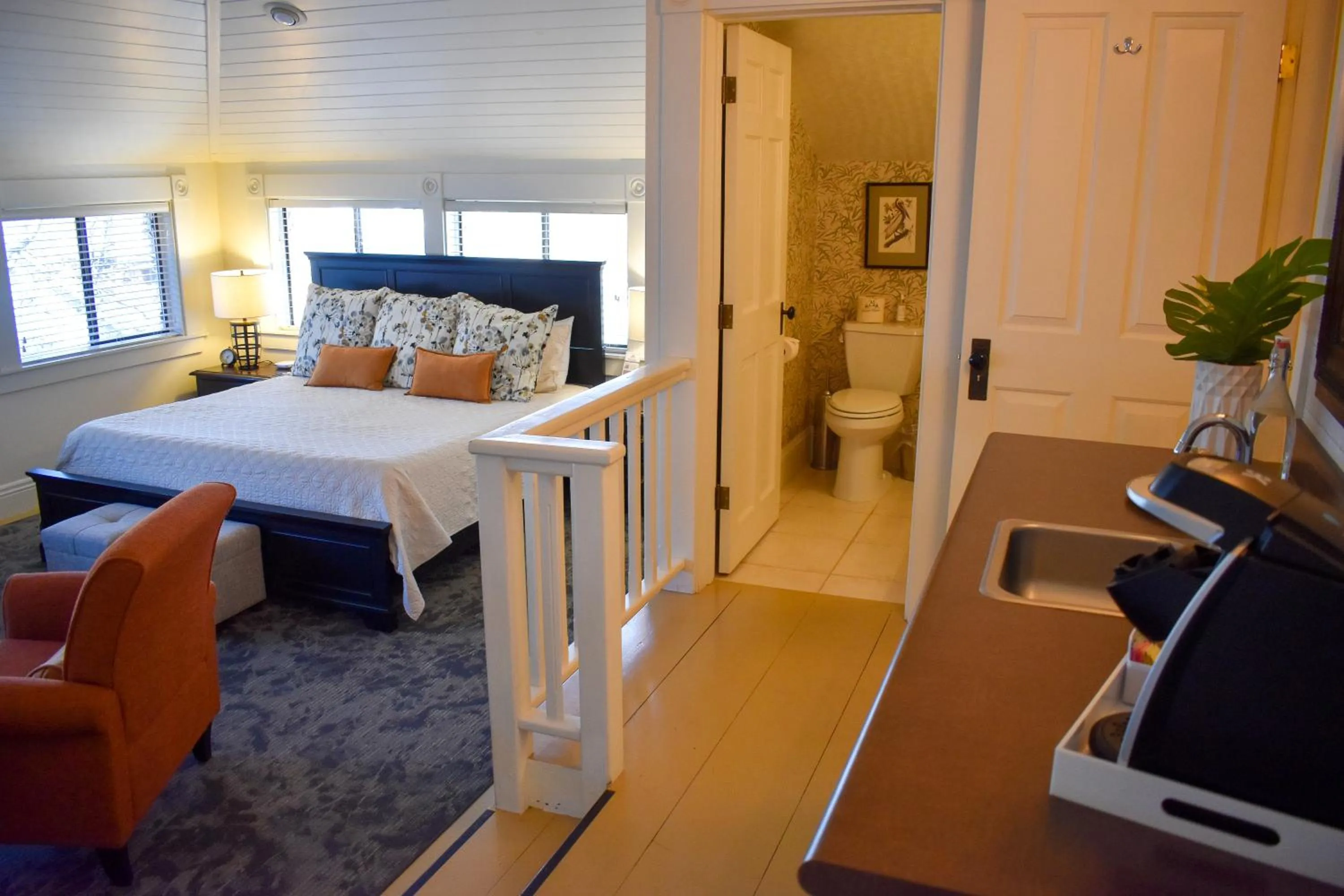 Bathroom, Bed in McCall House Boutique Hotel