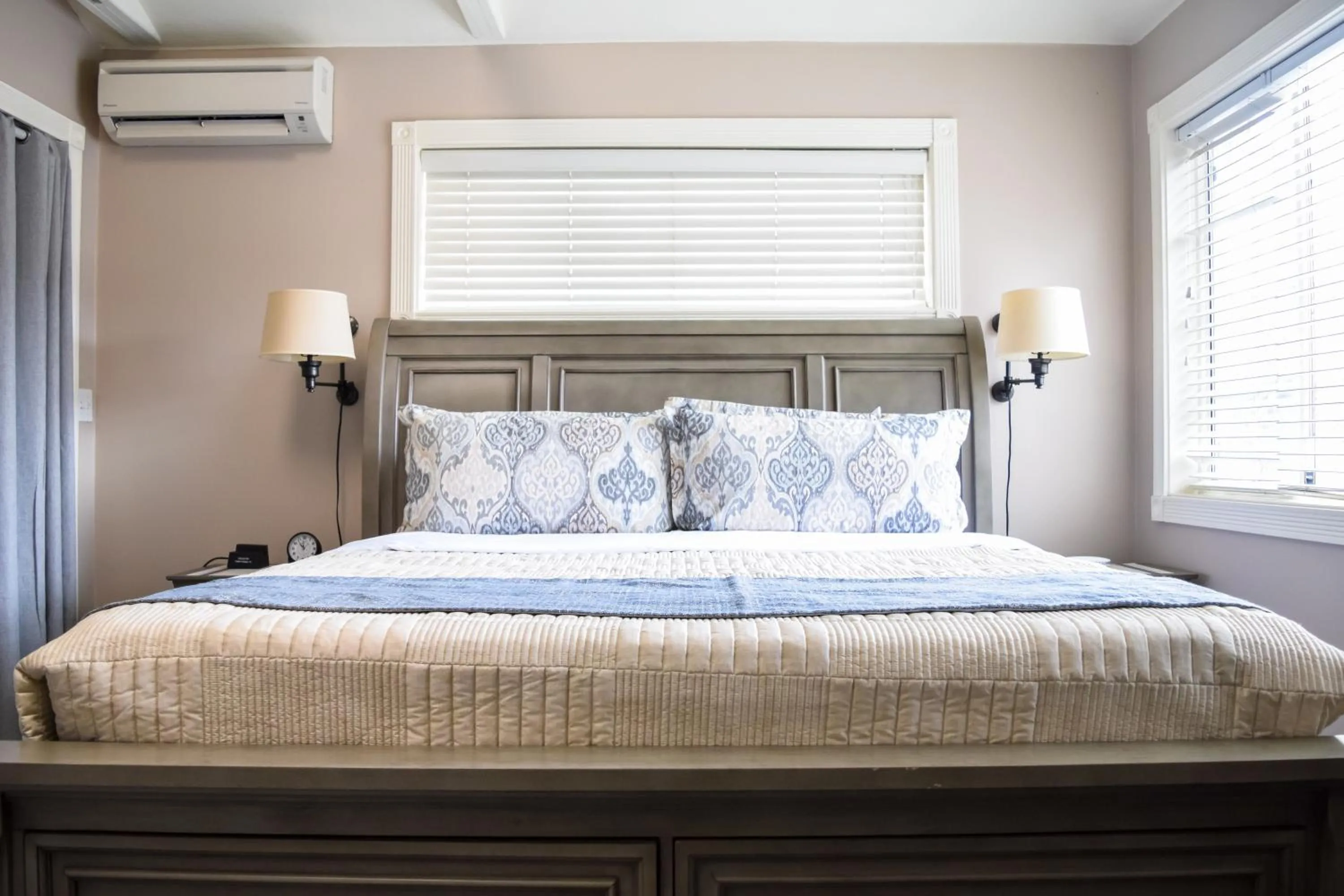air conditioner, Bed in McCall House Boutique Hotel