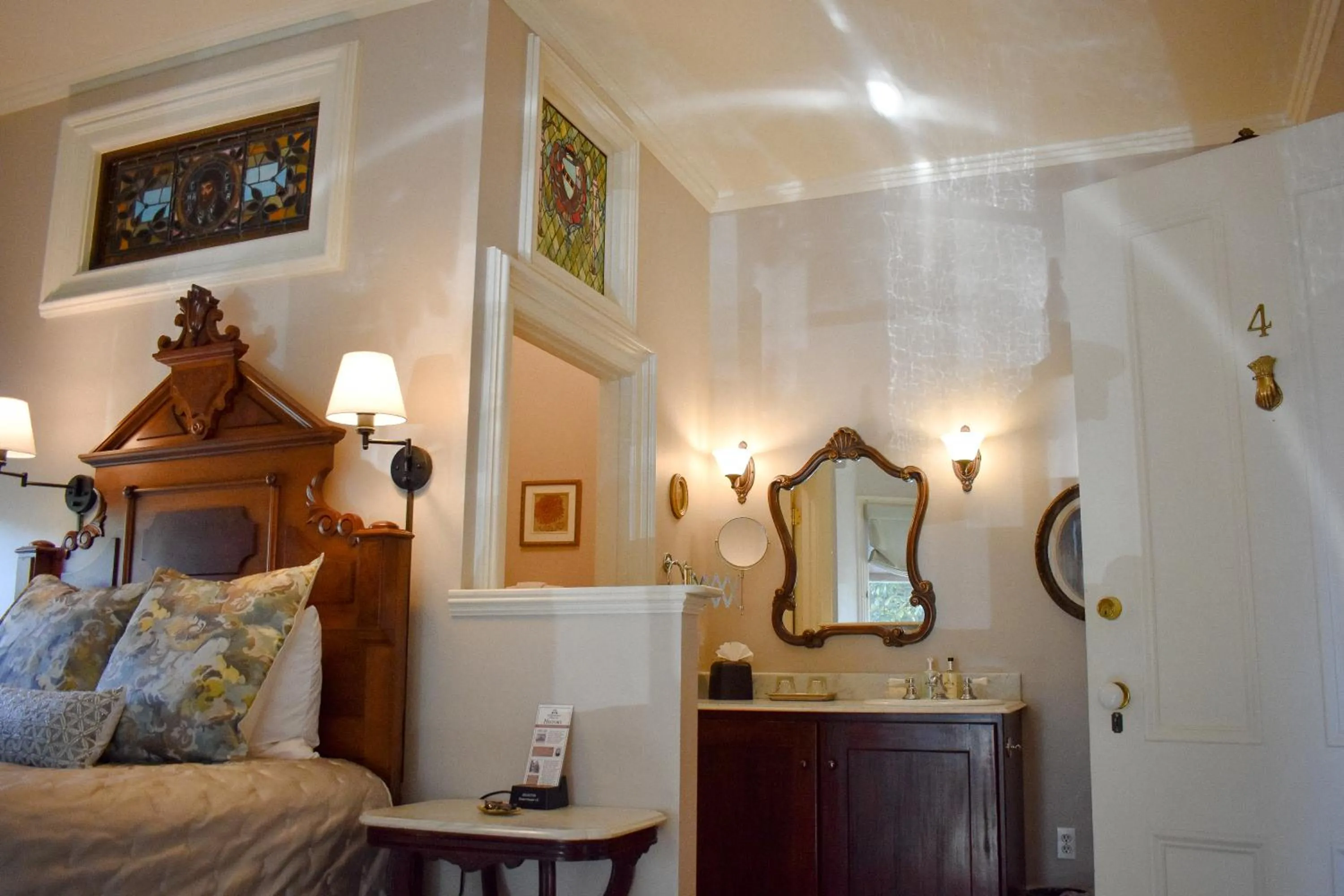 Photo of the whole room, Bed in McCall House Boutique Hotel