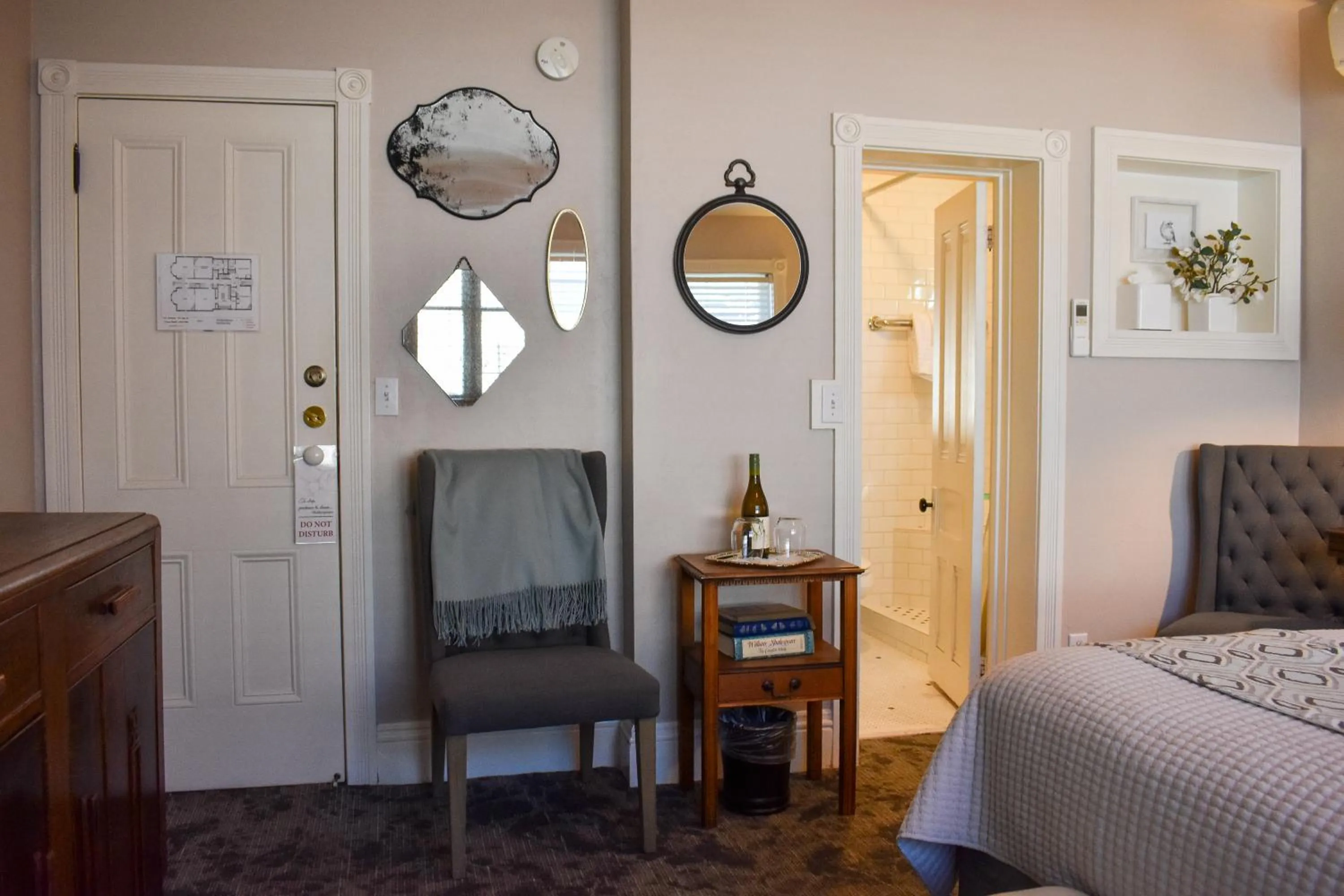 Photo of the whole room, Bed in McCall House Boutique Hotel