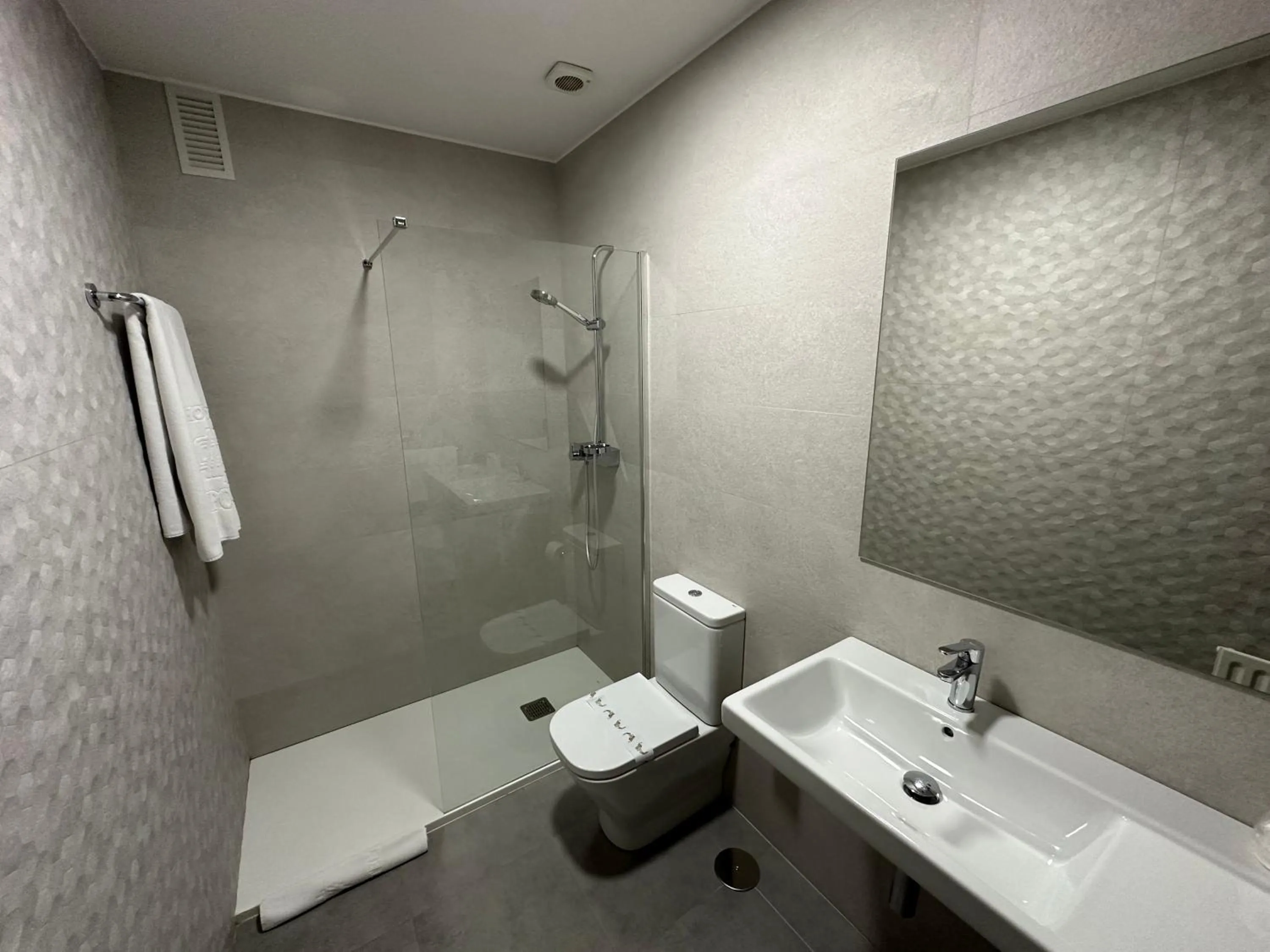 Shower in Hotel Compostela Vigo