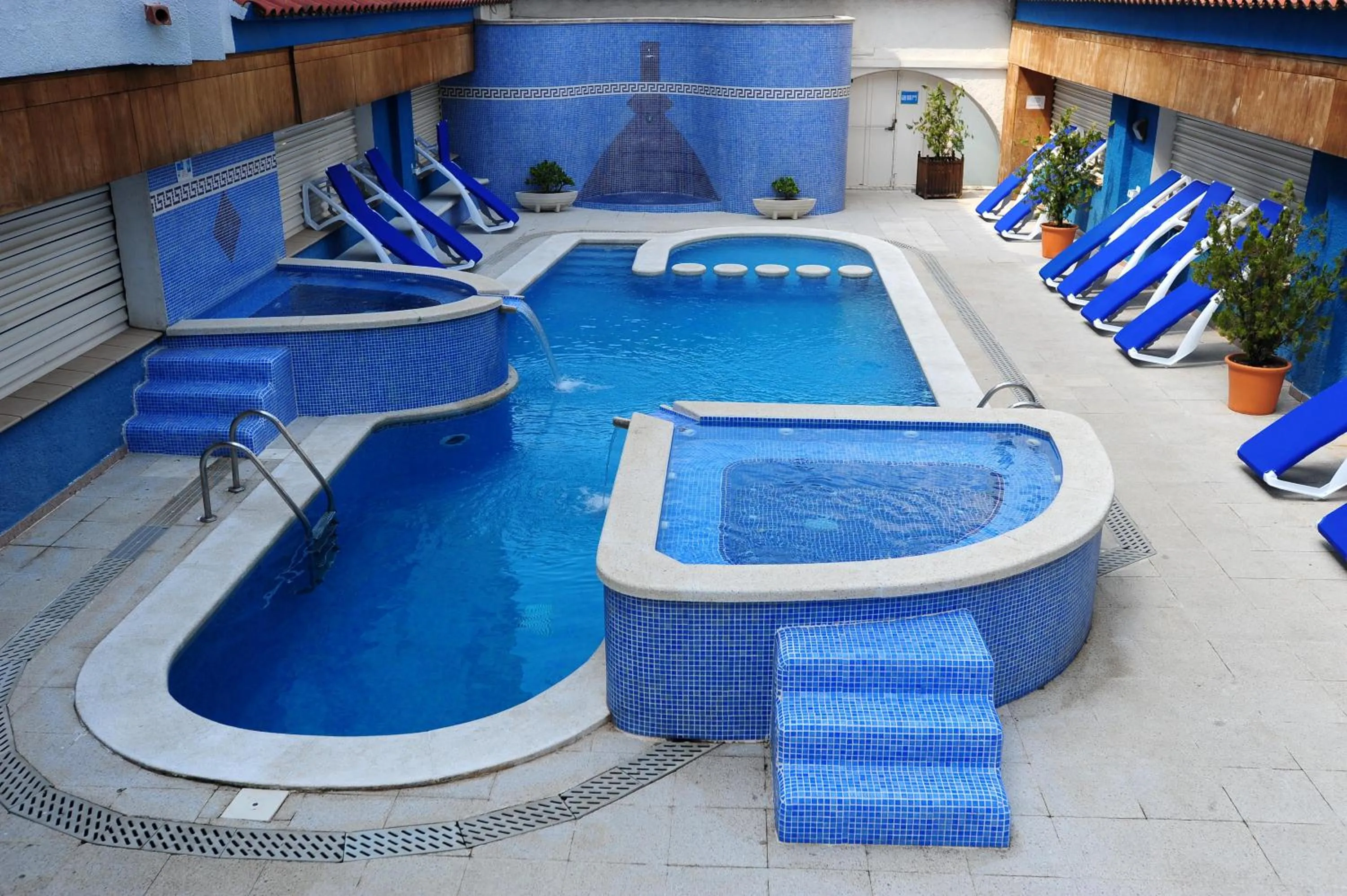 Swimming pool in Apartamentos Empuriabrava Maurici Park