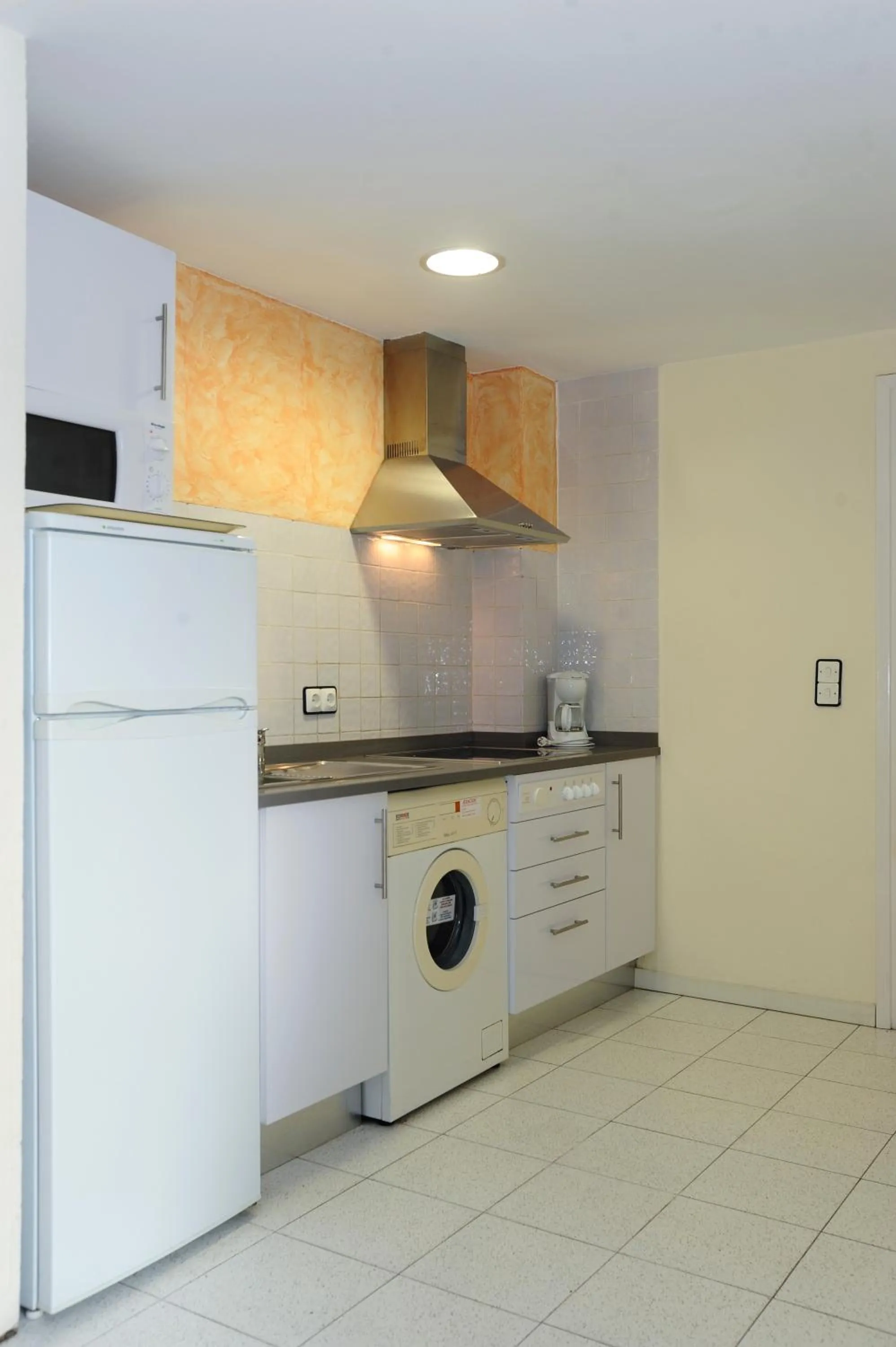 Kitchen or kitchenette in Apartamentos Empuriabrava Maurici Park