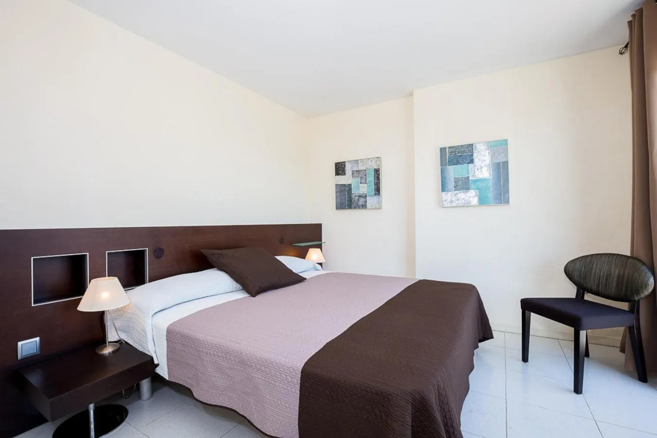 Photo of the whole room, Bed in Apartamentos Empuriabrava Maurici Park