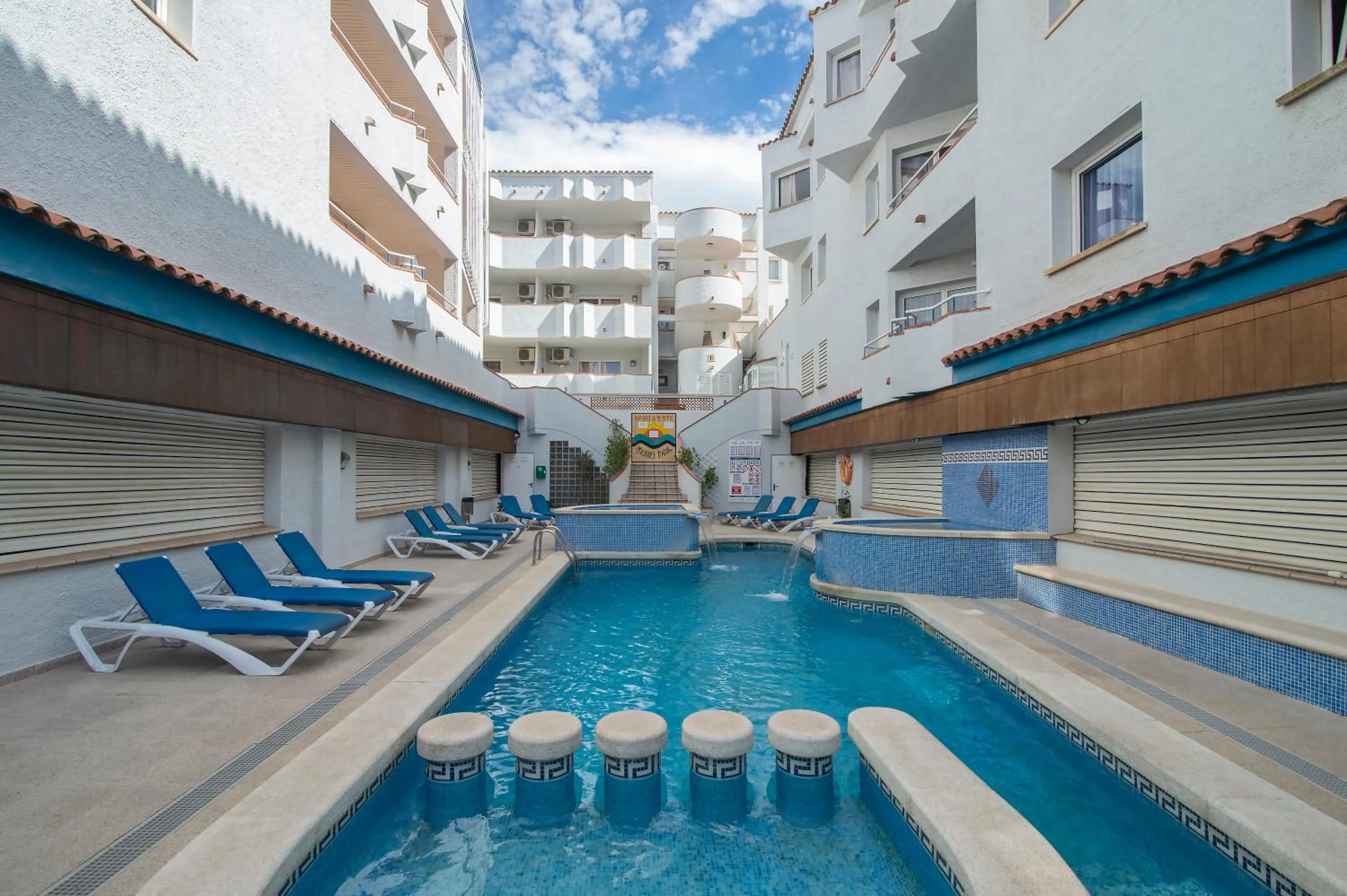 Swimming pool in Apartamentos Empuriabrava Maurici Park