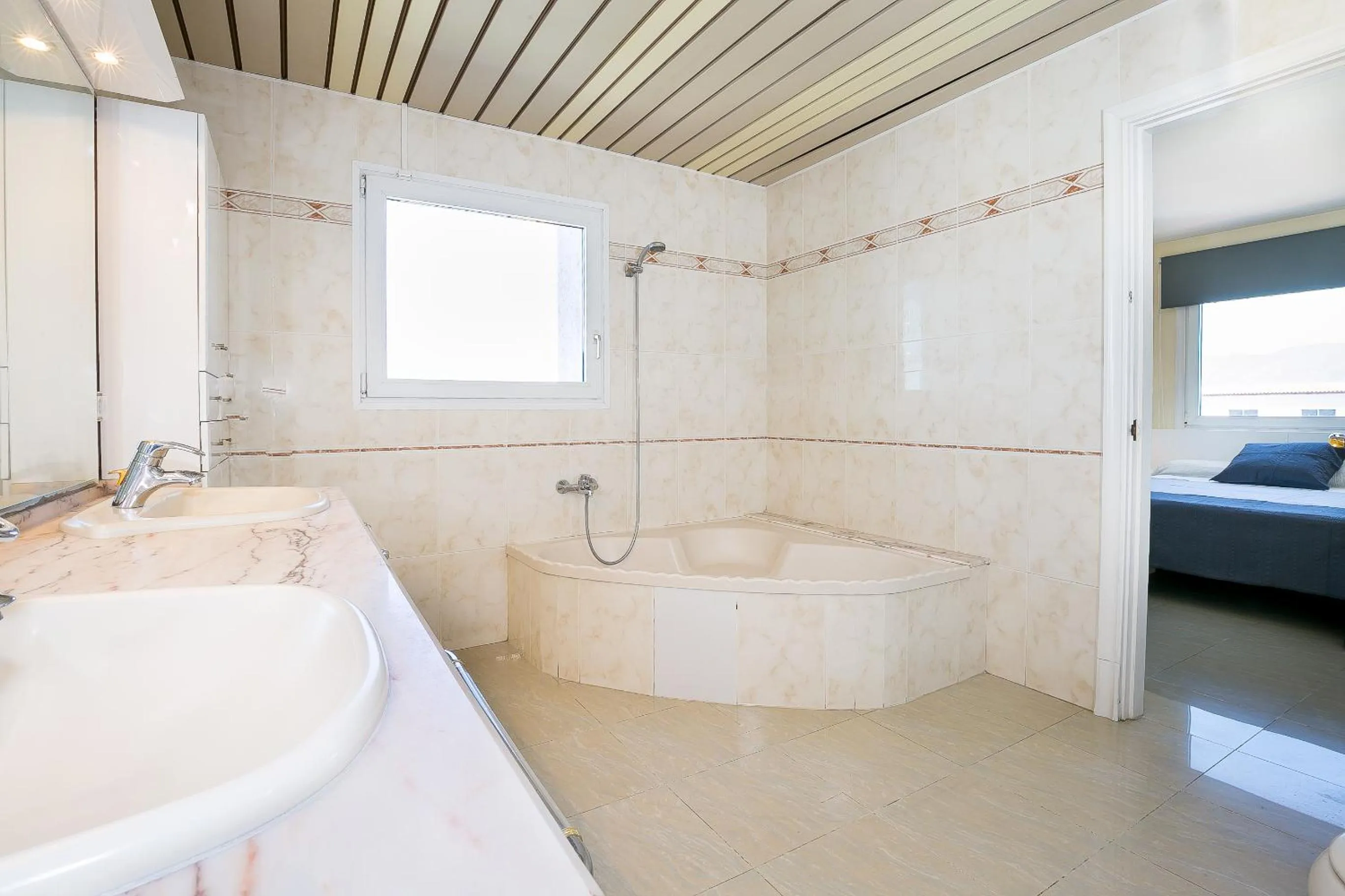 Bathroom, Bed in Apartamentos Empuriabrava Maurici Park