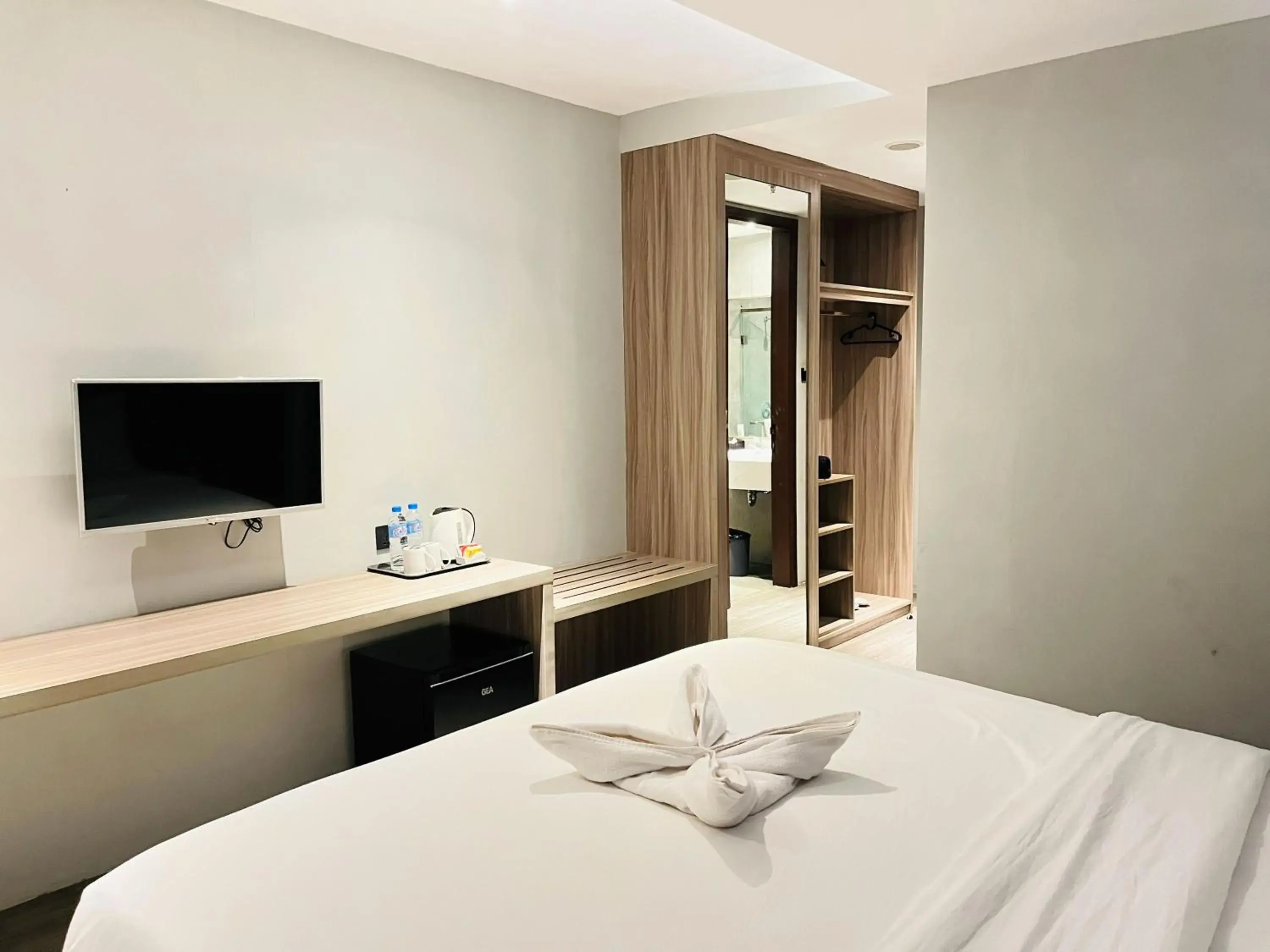 Bedroom, Bed in Rogers Hotel Manado Bedroom, Bed in Rogers Hotel Manado