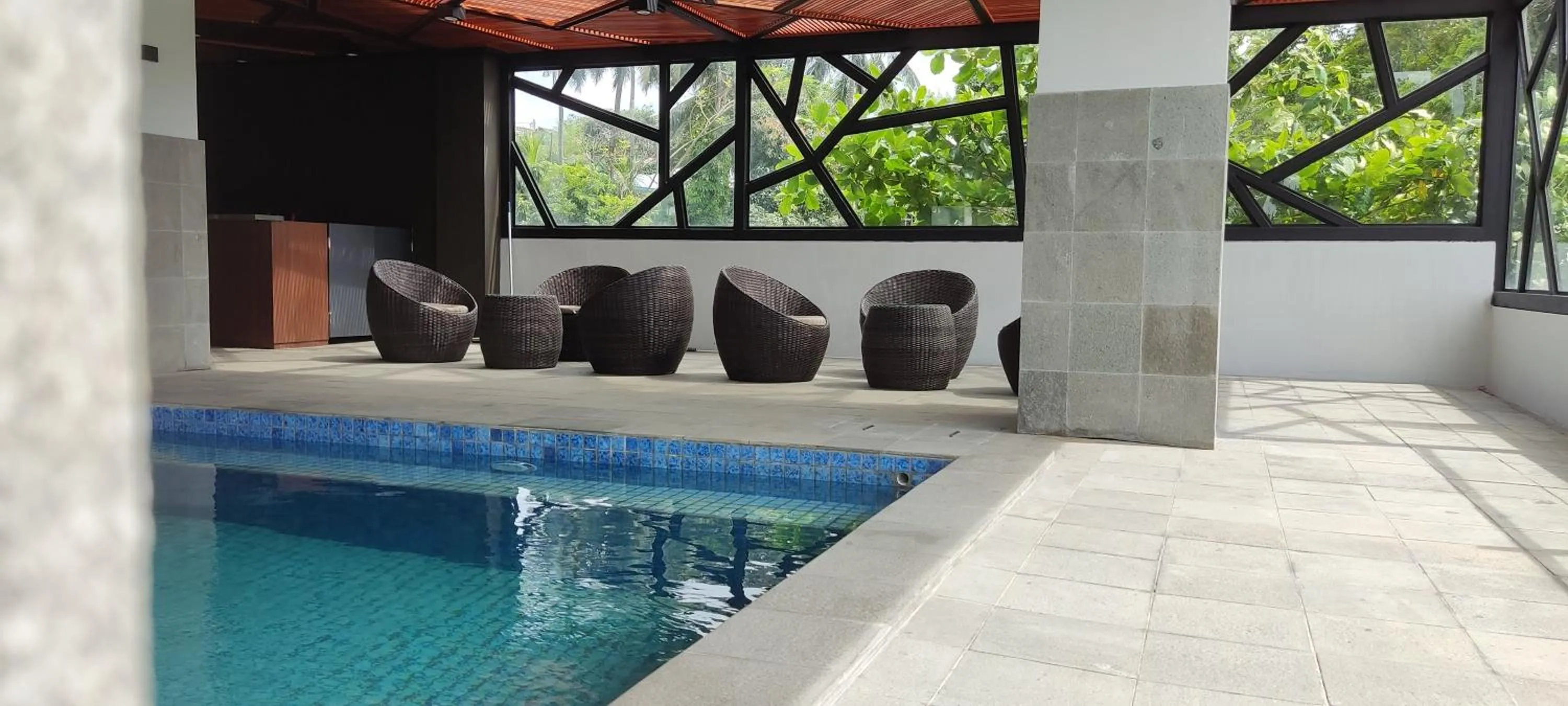 Seating area in Rogers Hotel Manado