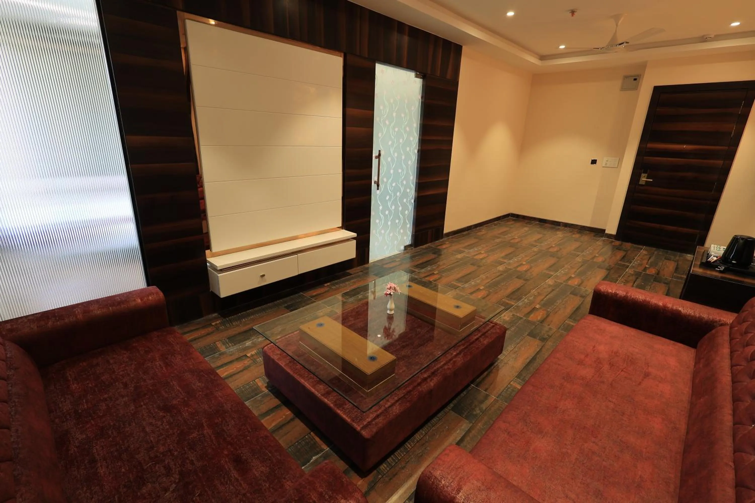 Krishna Hotel And Resort