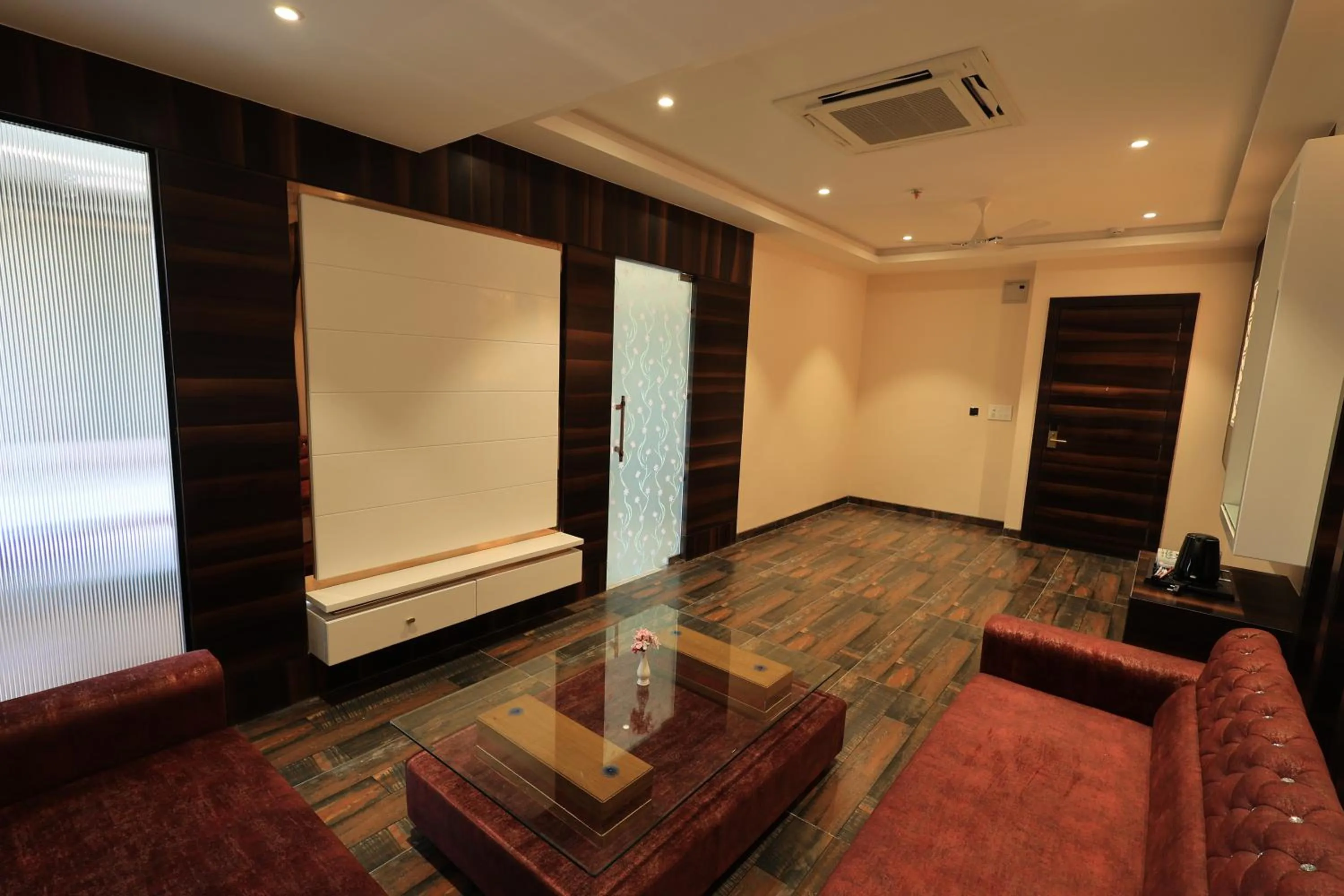 Krishna Hotel And Resort