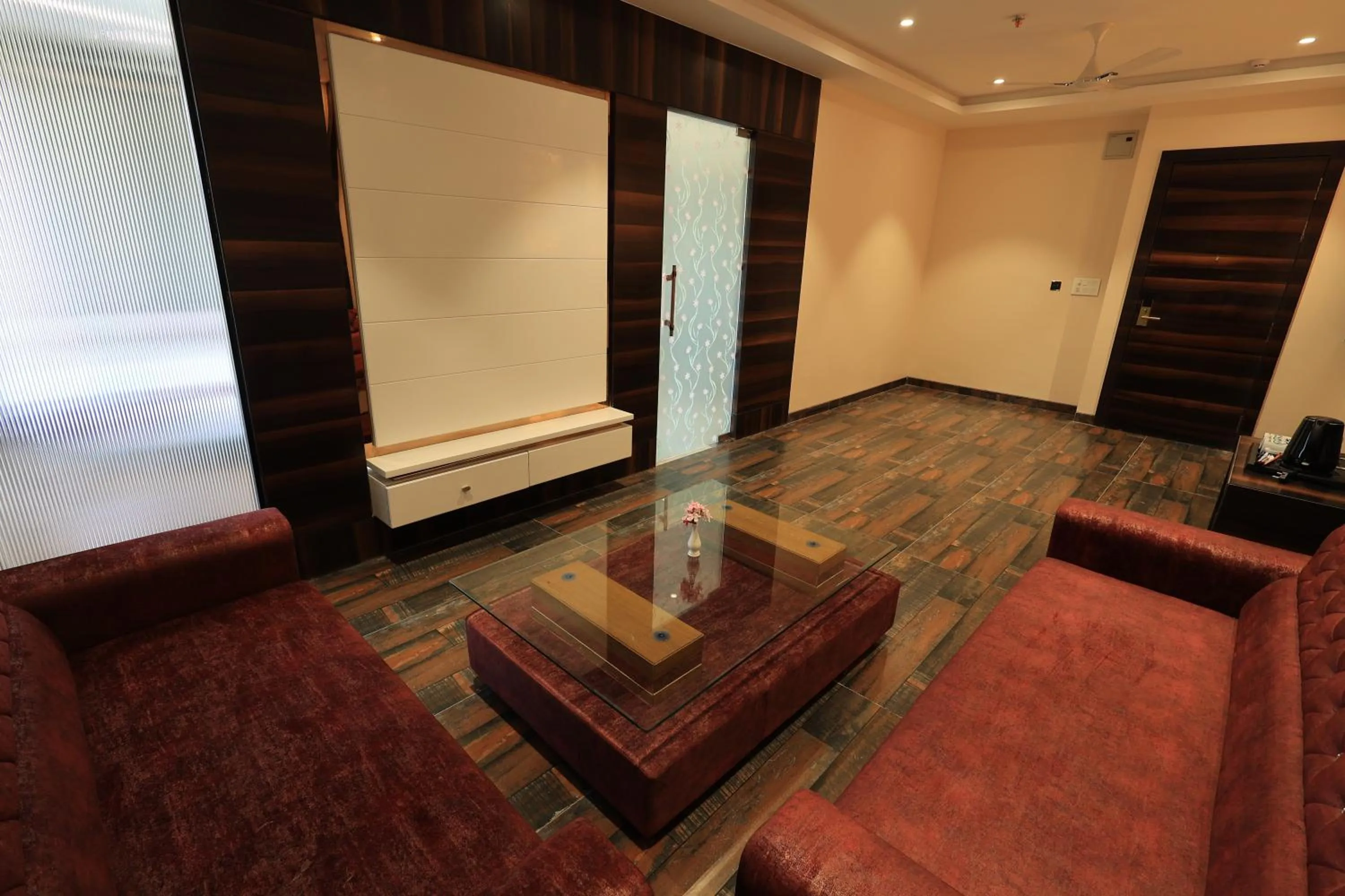 Krishna Hotel And Resort