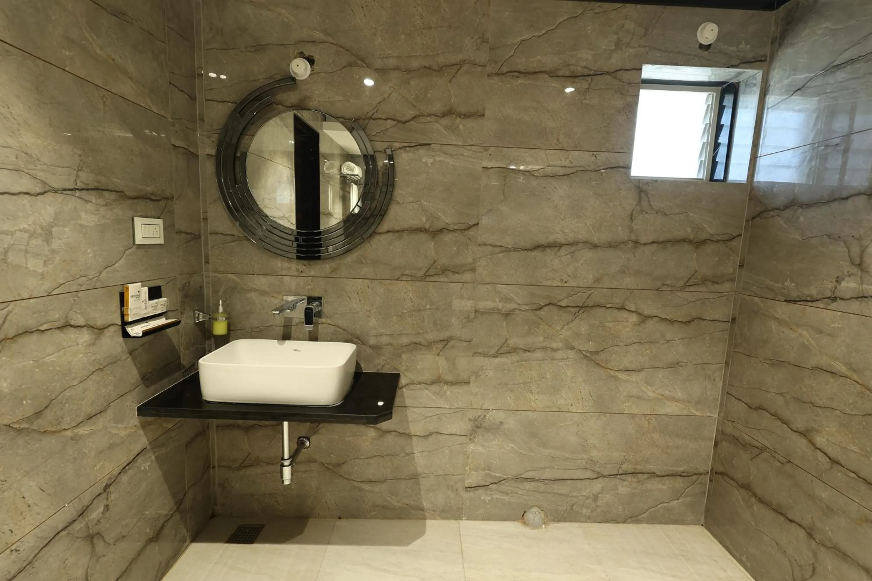 Krishna Hotel And Resort