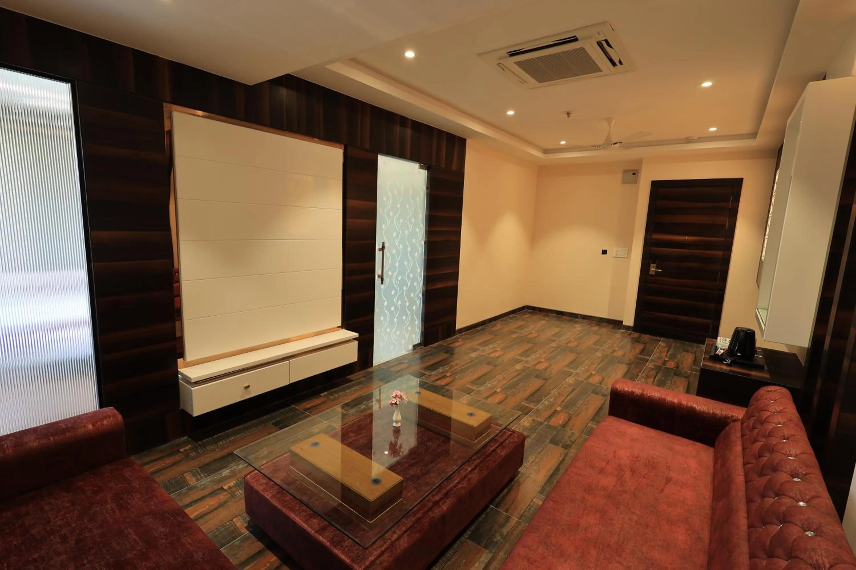 Krishna Hotel And Resort