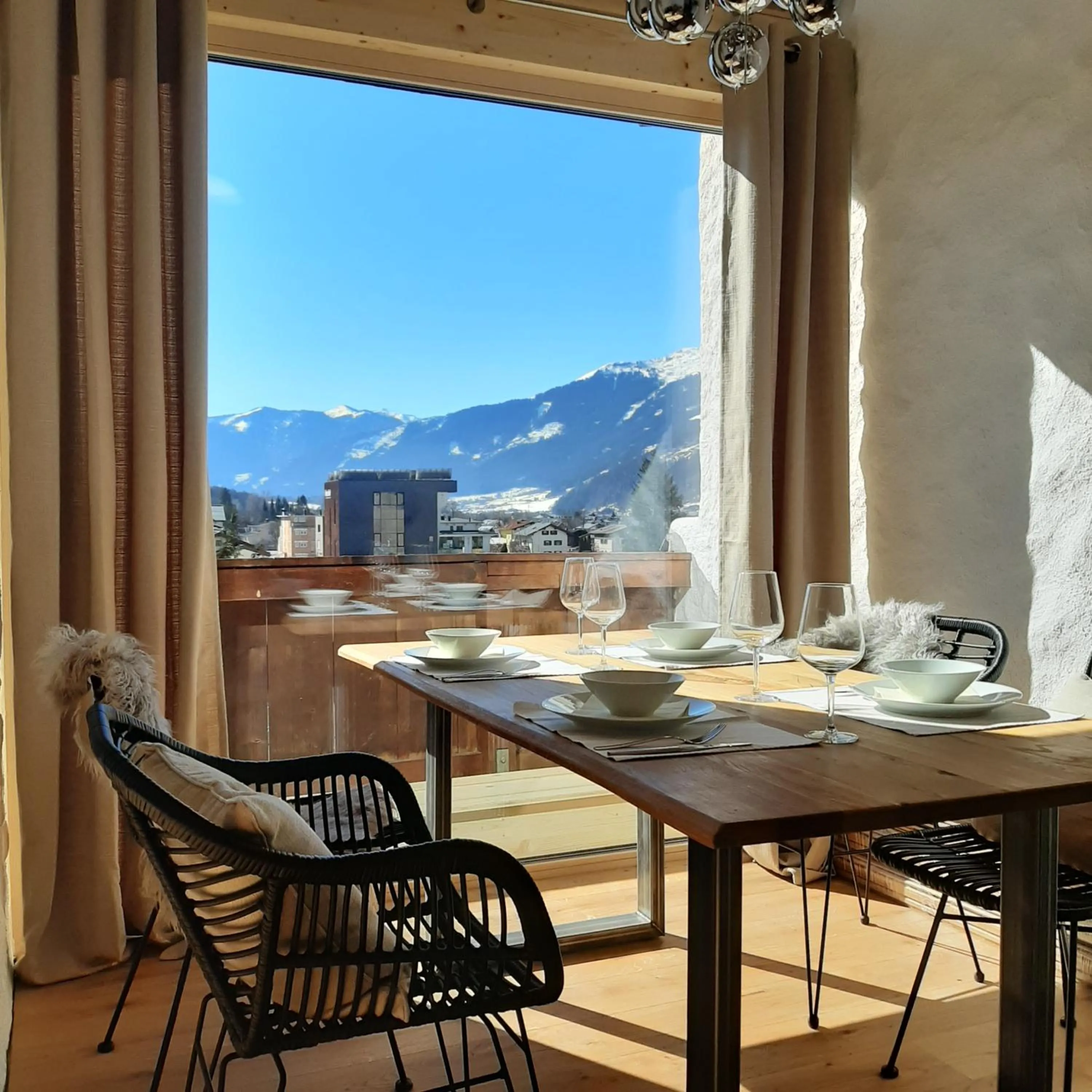 Dining area in Loftwohnung mit Bergblick